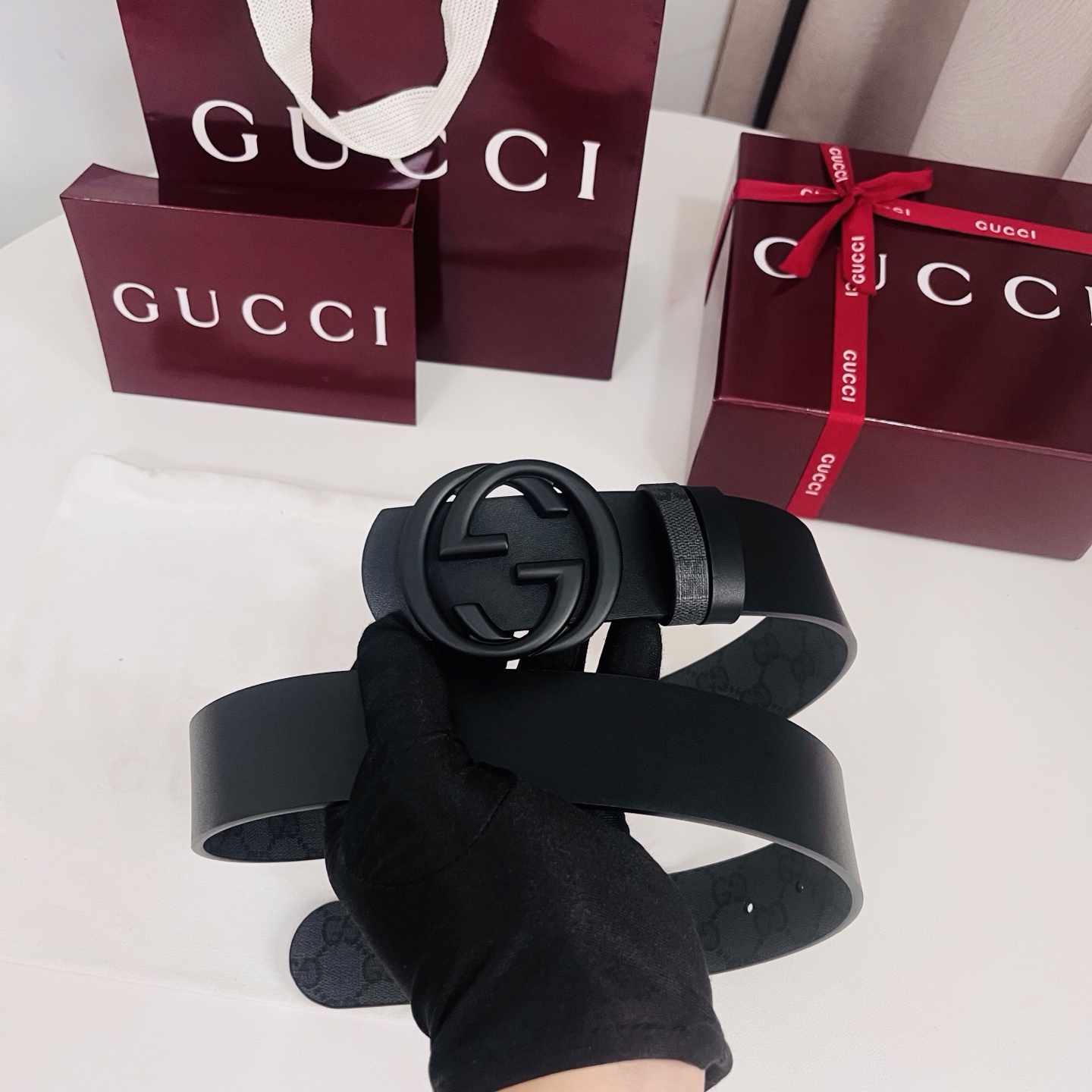 新款 Generation Gucci古驰世代系列深入探索品牌的典藏元素，将不同世代的设计融合为统一的美