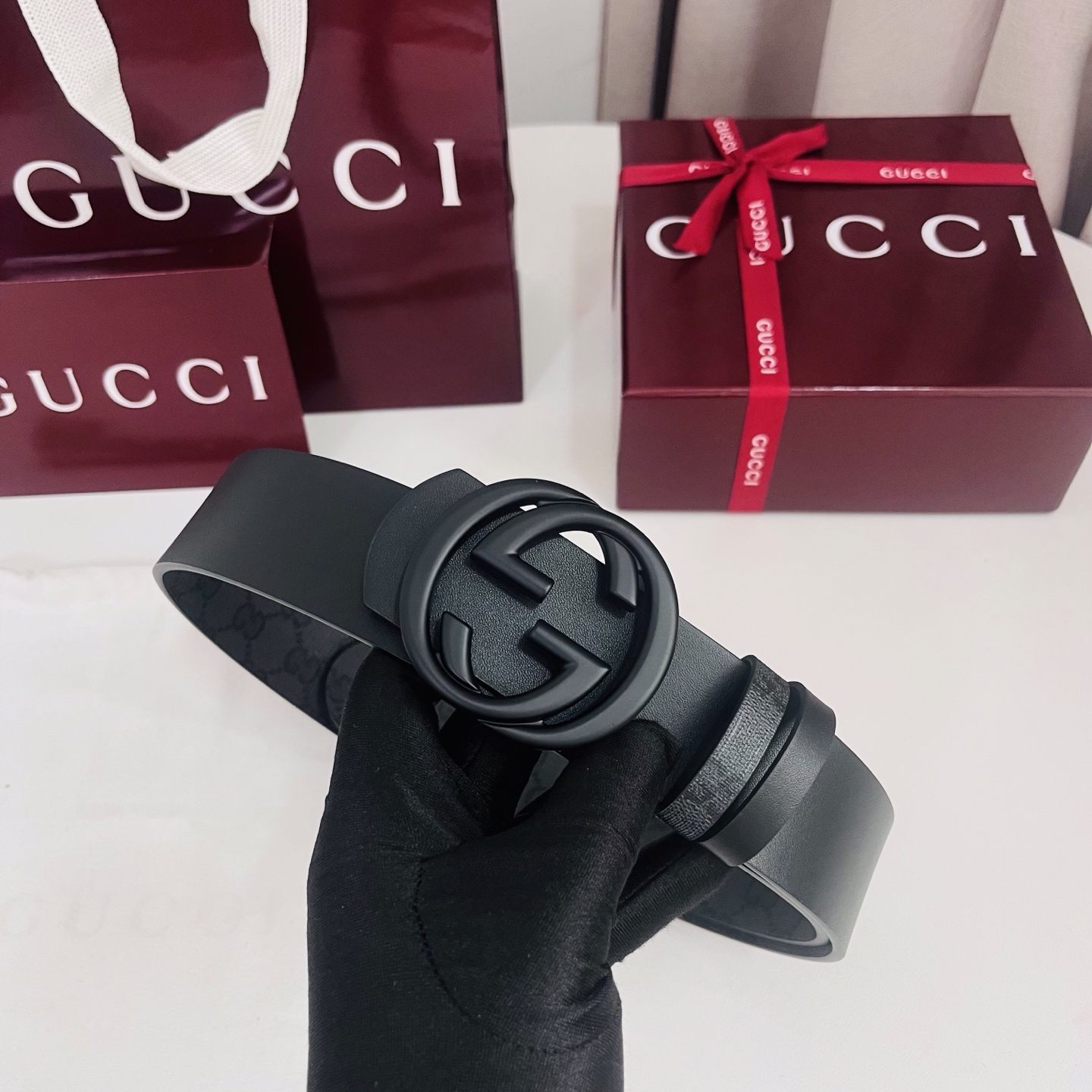 新款 Generation Gucci古驰世代系列深入探索品牌的典藏元素，将不同世代的设计融合为统一的美