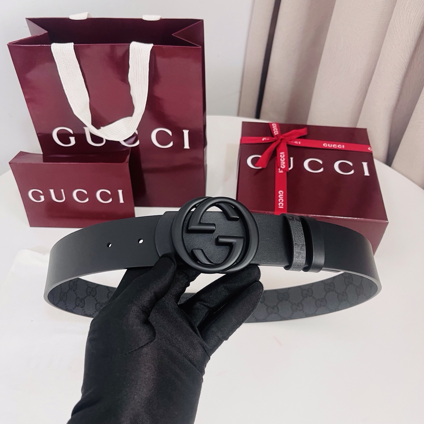 新款 Generation Gucci古驰世代系列深入探索品牌的典藏元素，将不同世代的设计融合为统一的美