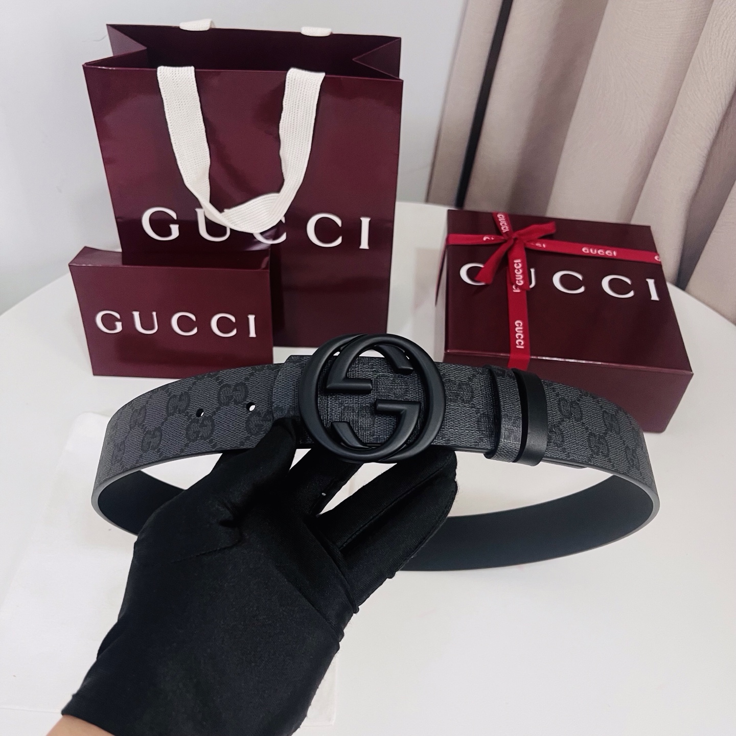 新款 Generation Gucci古驰世代系列深入探索品牌的典藏元素，将不同世代的设计融合为统一的美