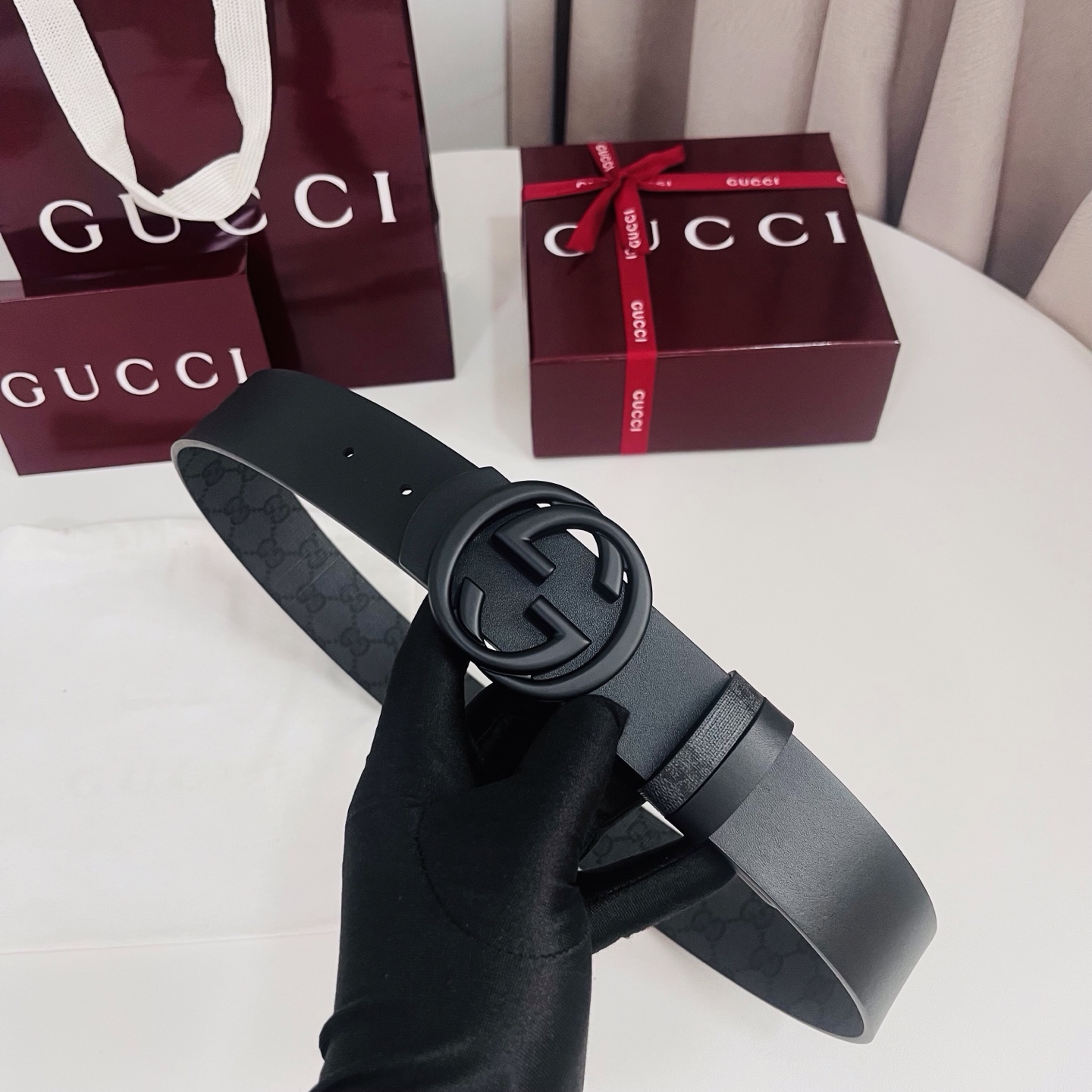 新款 Generation Gucci古驰世代系列深入探索品牌的典藏元素，将不同世代的设计融合为统一的美