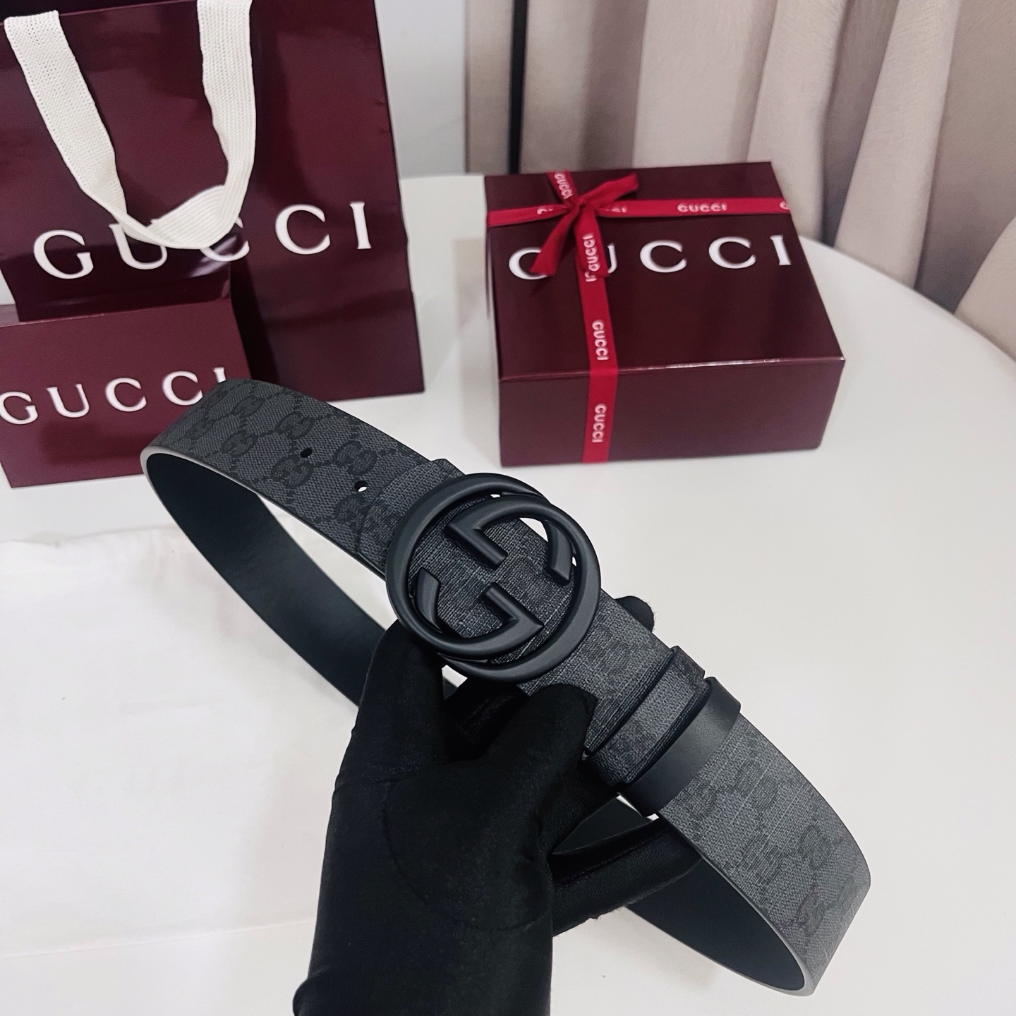 新款 Generation Gucci古驰世代系列深入探索品牌的典藏元素，将不同世代的设计融合为统一的美