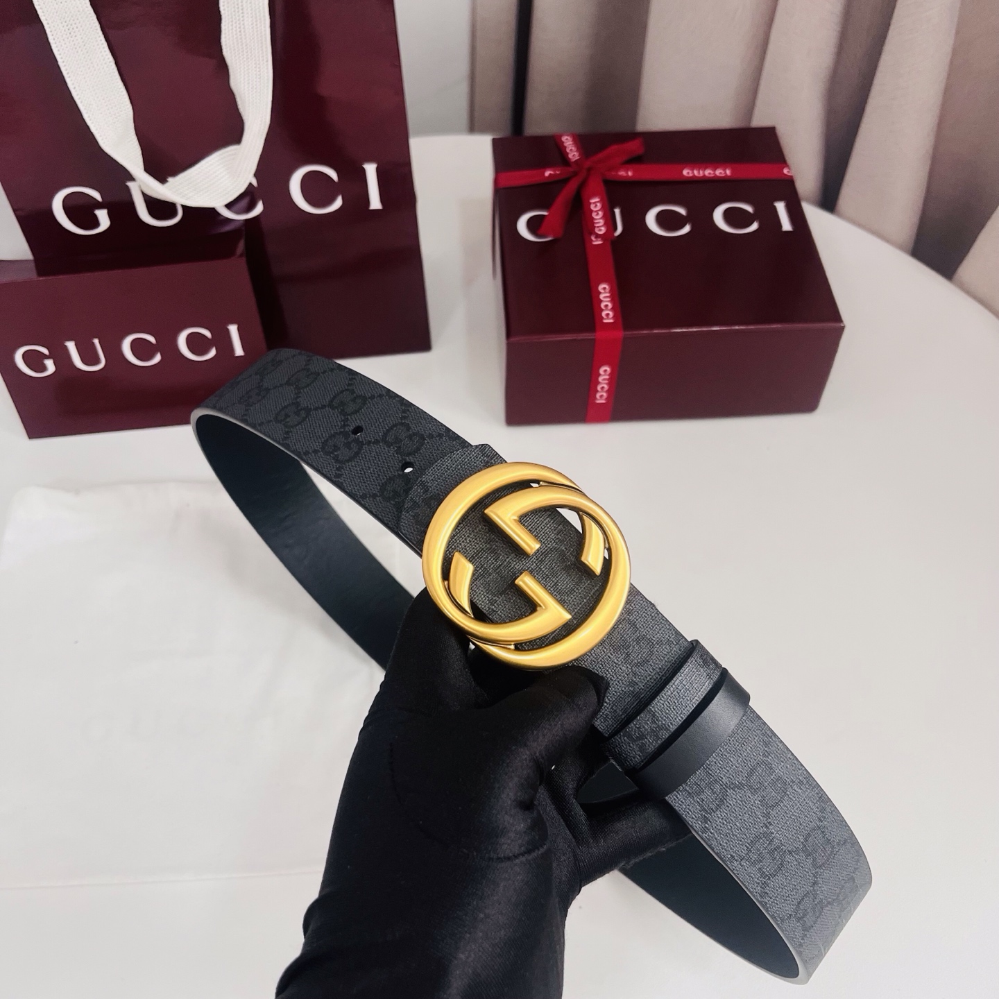 新款 Generation Gucci古驰世代系列深入探索品牌的典藏元素，将不同世代的设计融合为统一的美