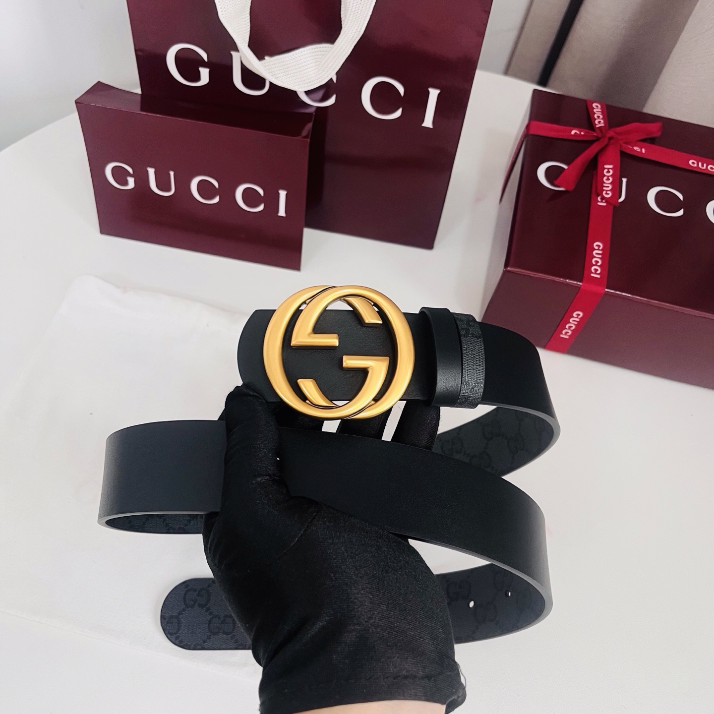 新款 Generation Gucci古驰世代系列深入探索品牌的典藏元素，将不同世代的设计融合为统一的美