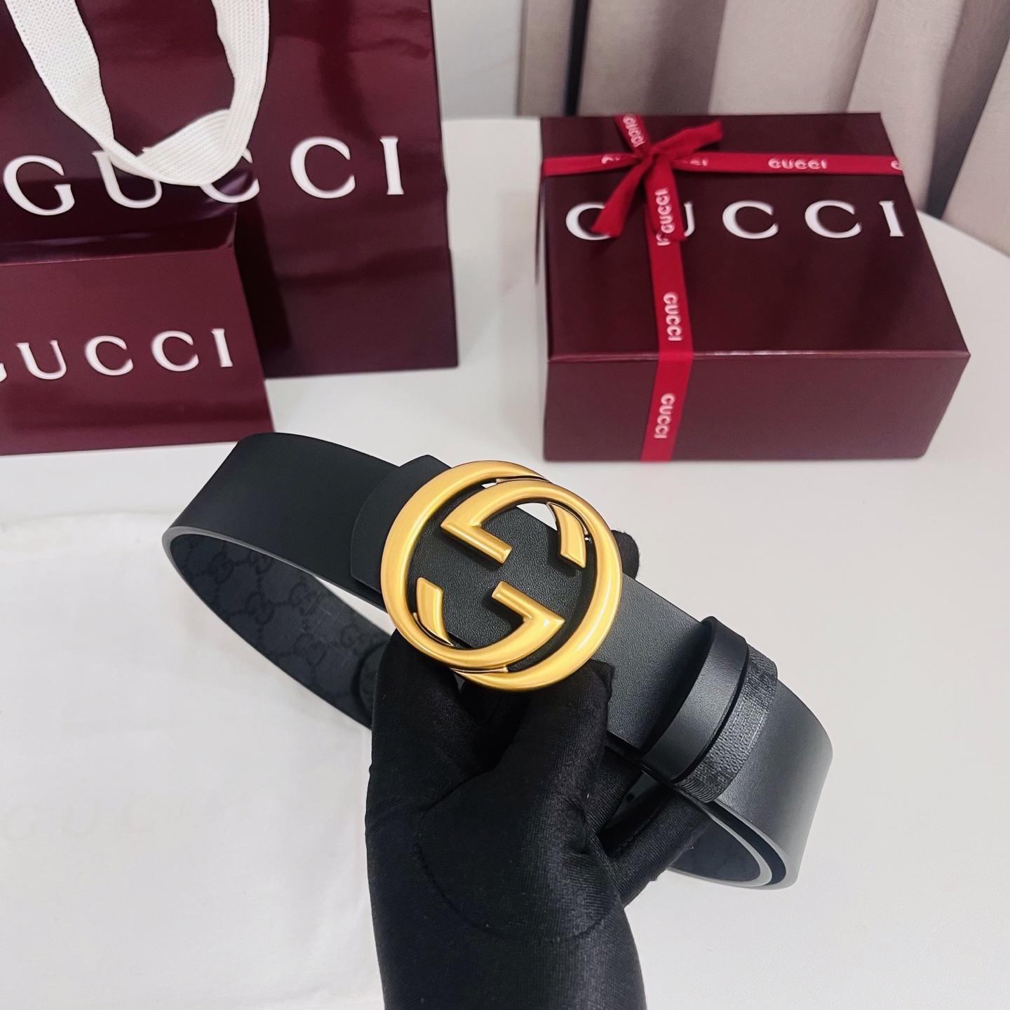 新款 Generation Gucci古驰世代系列深入探索品牌的典藏元素，将不同世代的设计融合为统一的美