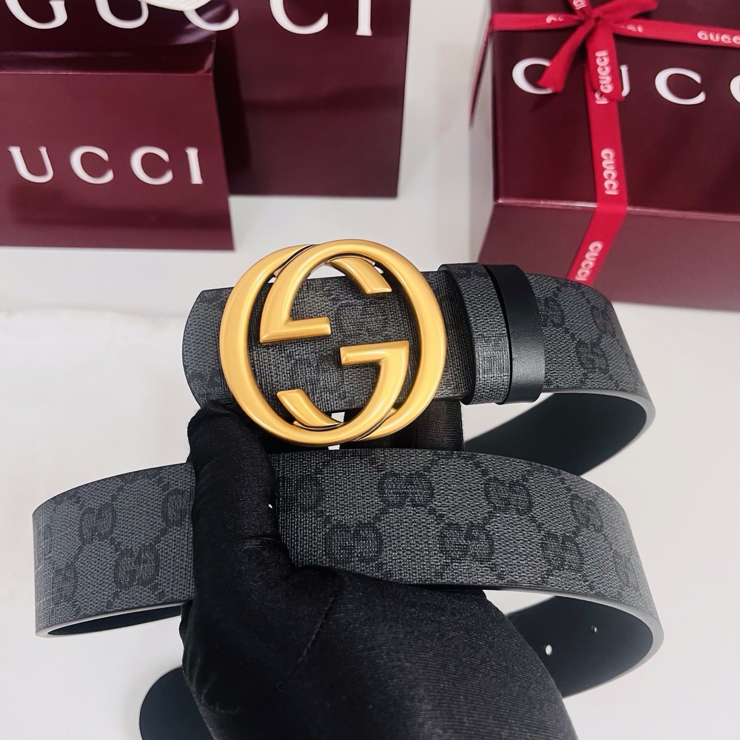 新款 Generation Gucci古驰世代系列深入探索品牌的典藏元素，将不同世代的设计融合为统一的美