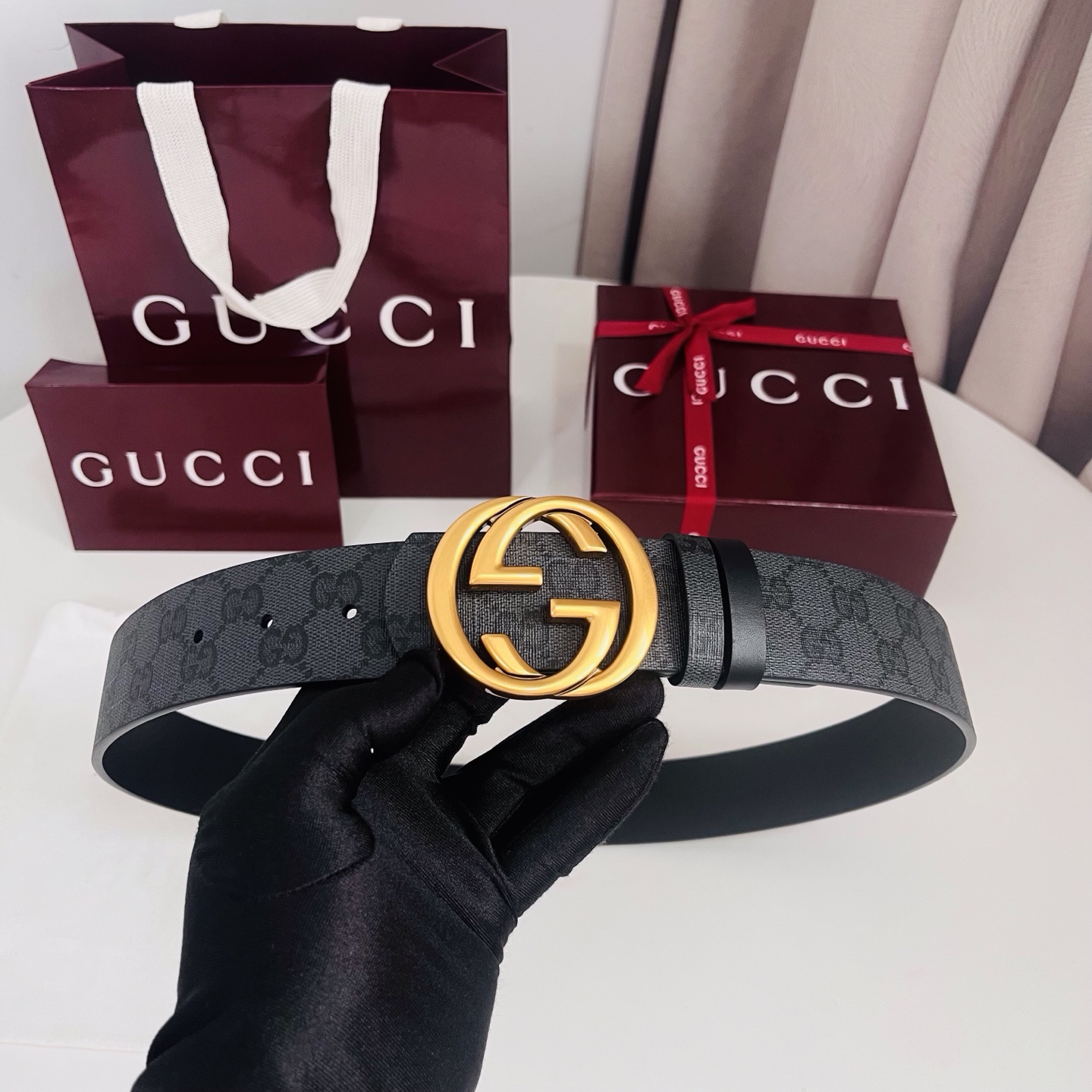 新款 Generation Gucci古驰世代系列深入探索品牌的典藏元素，将不同世代的设计融合为统一的美