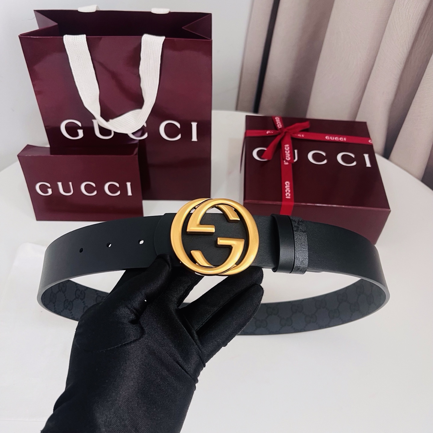 新款 Generation Gucci古驰世代系列深入探索品牌的典藏元素，将不同世代的设计融合为统一的美