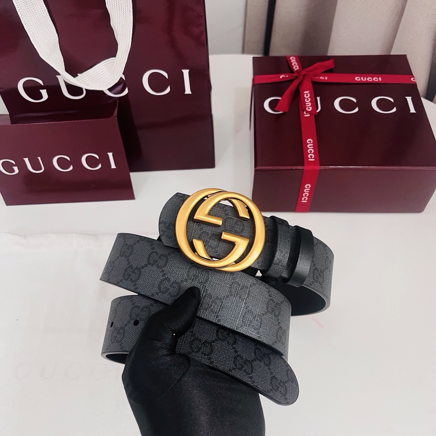 新款 Generation Gucci古驰世代系列深入探索品牌的典藏元素，将不同世代的设计融合为统一的美