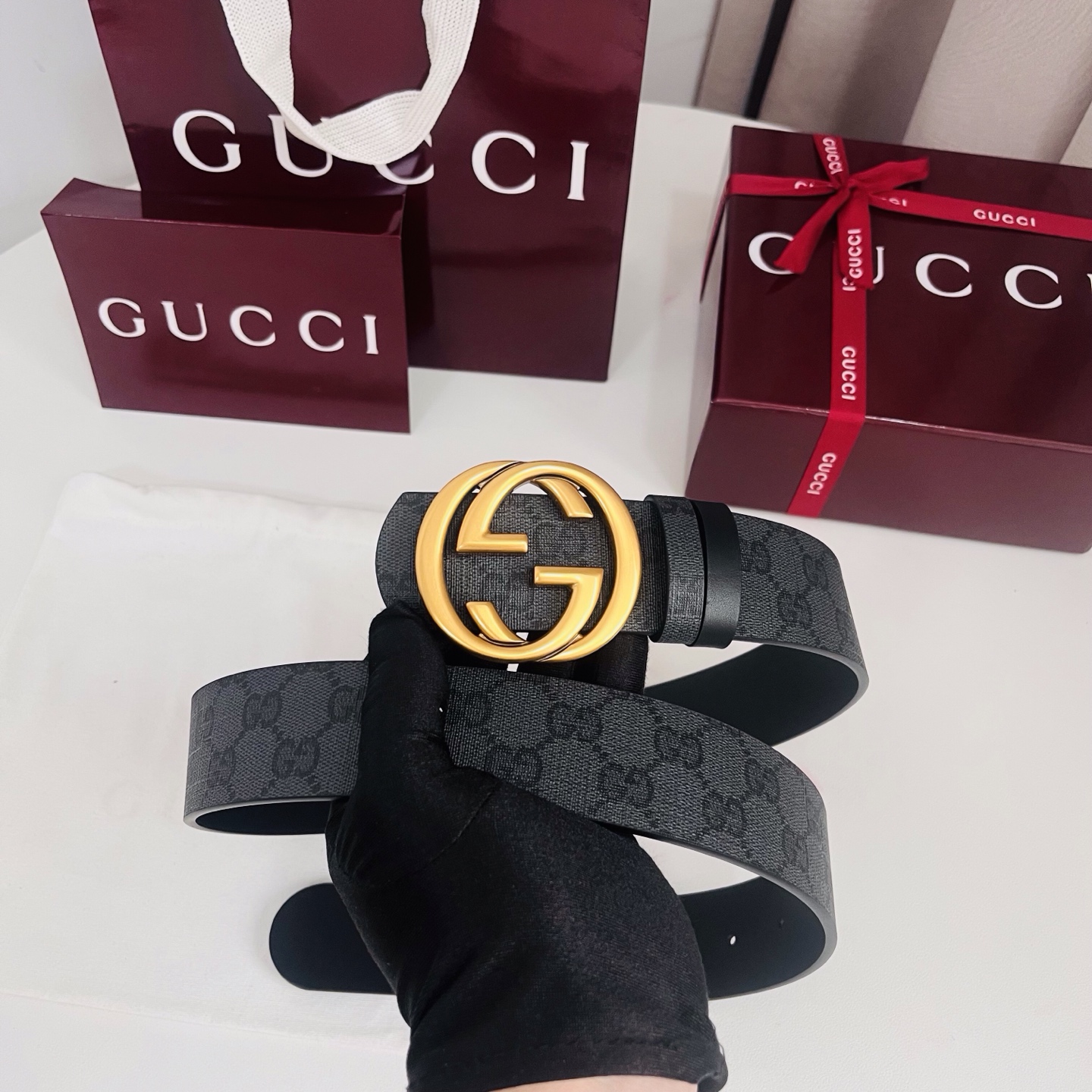 新款 Generation Gucci古驰世代系列深入探索品牌的典藏元素，将不同世代的设计融合为统一的美