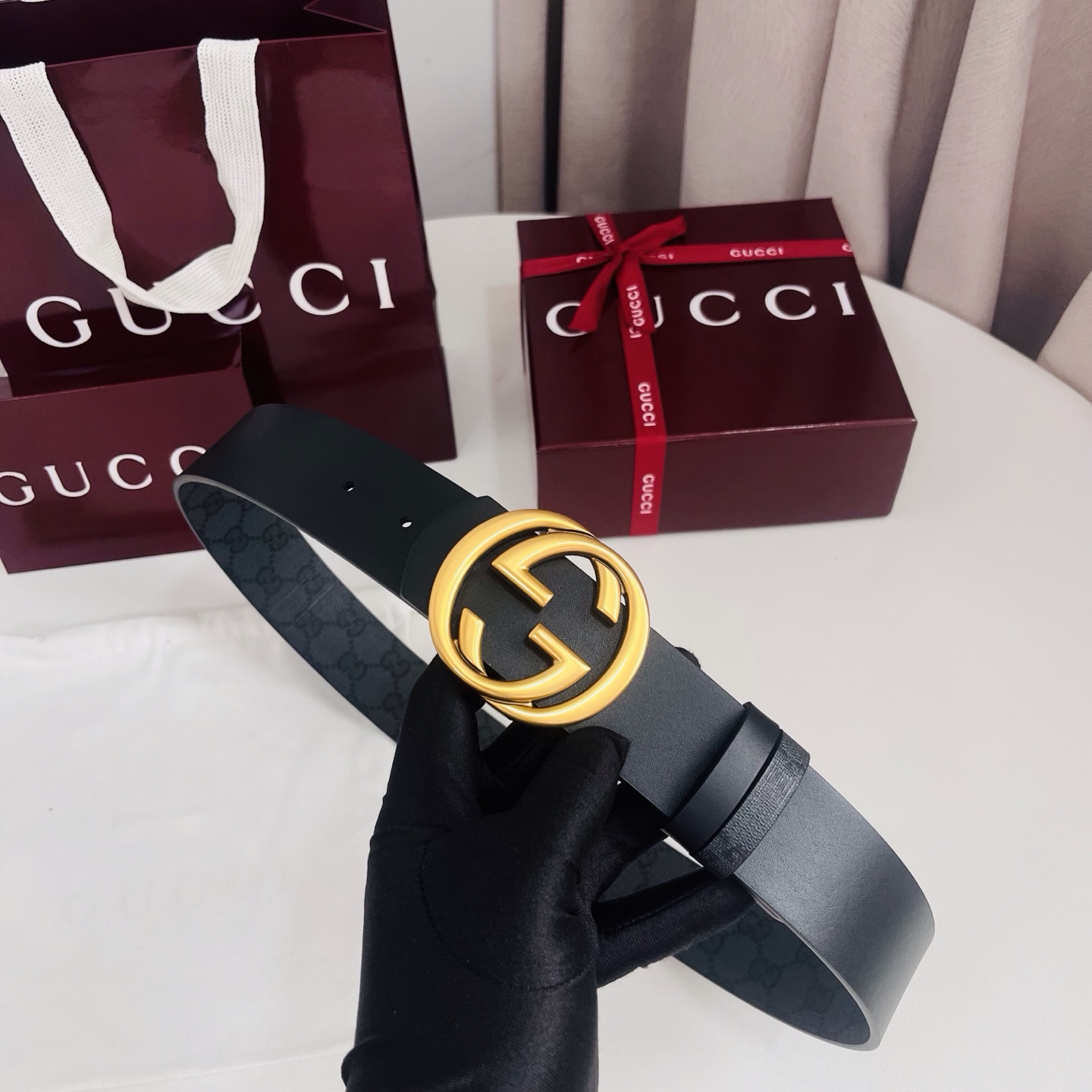 新款 Generation Gucci古驰世代系列深入探索品牌的典藏元素，将不同世代的设计融合为统一的美