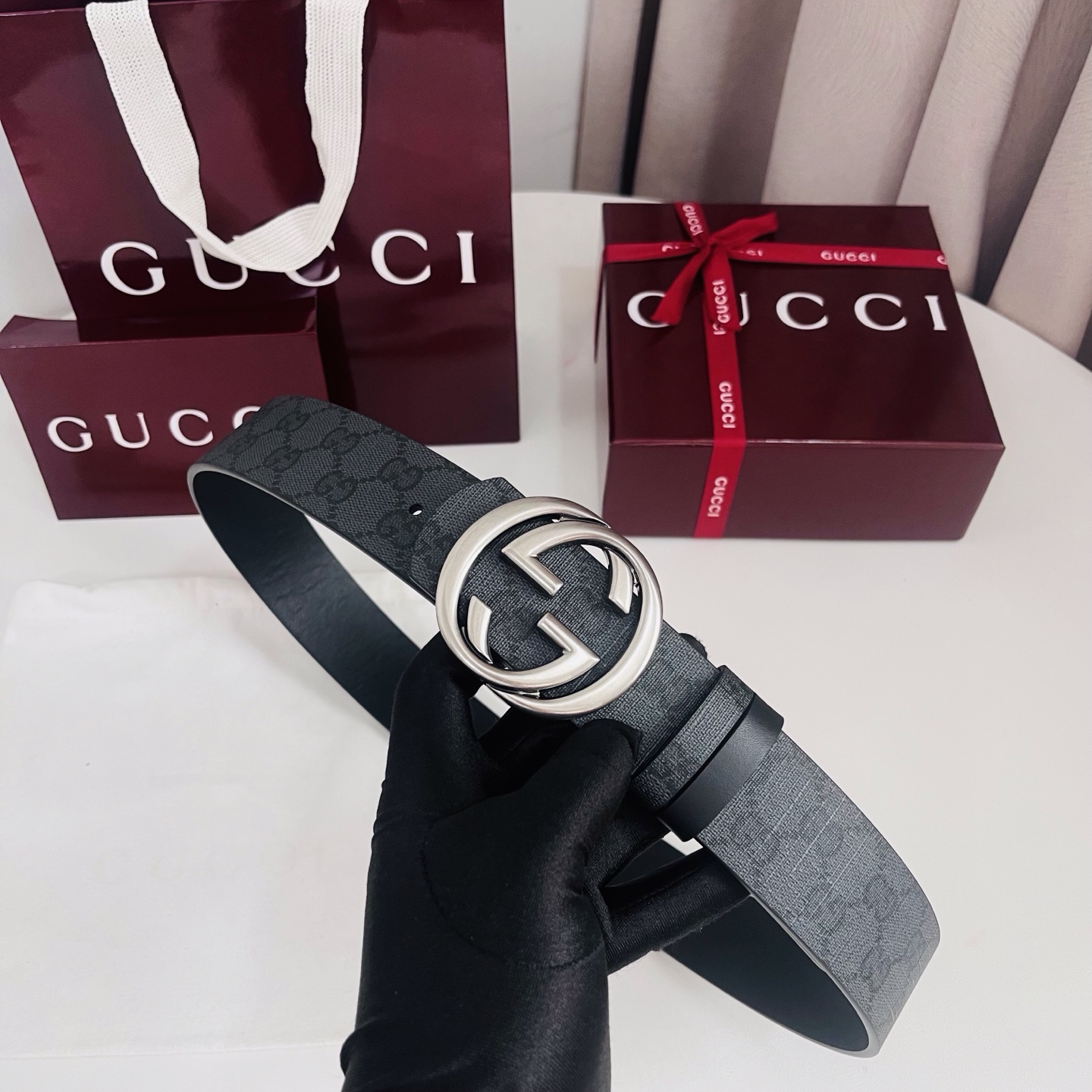新款 Generation Gucci古驰世代系列深入探索品牌的典藏元素，将不同世代的设计融合为统一的美