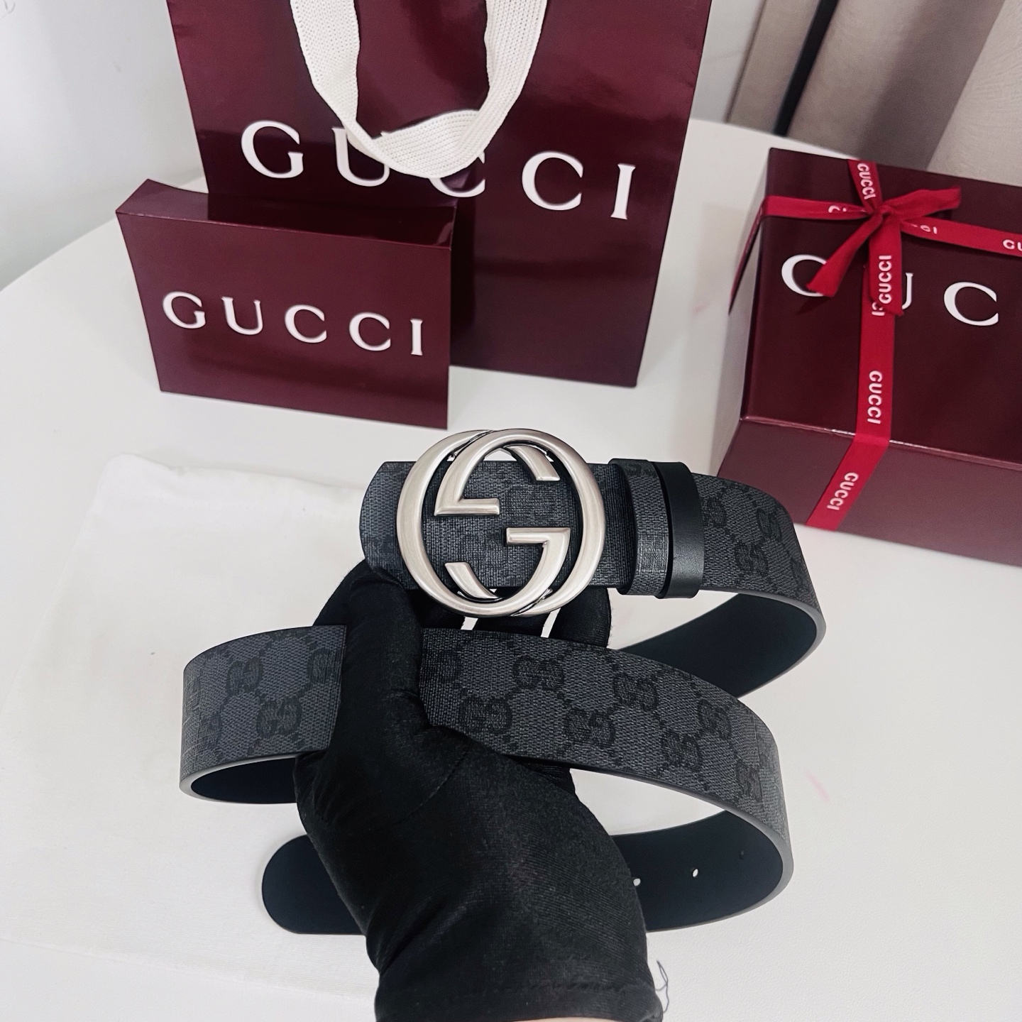 新款 Generation Gucci古驰世代系列深入探索品牌的典藏元素，将不同世代的设计融合为统一的美