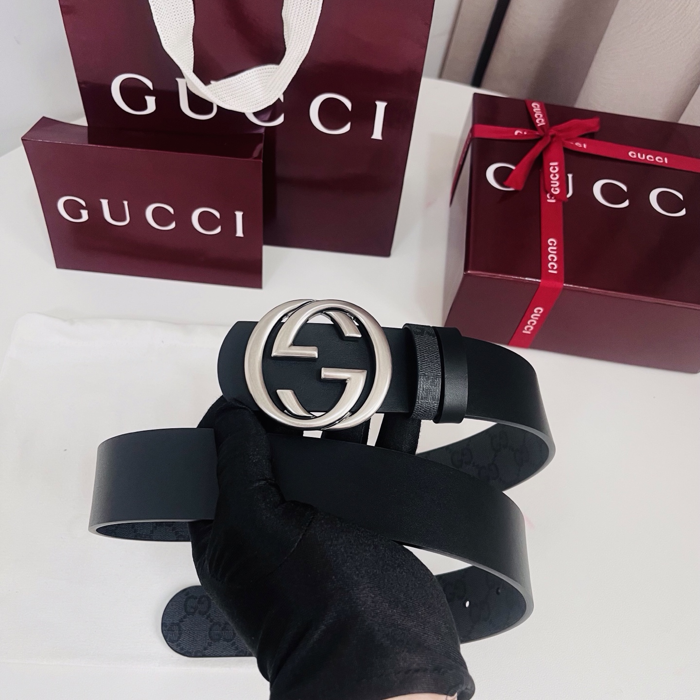 新款 Generation Gucci古驰世代系列深入探索品牌的典藏元素，将不同世代的设计融合为统一的美