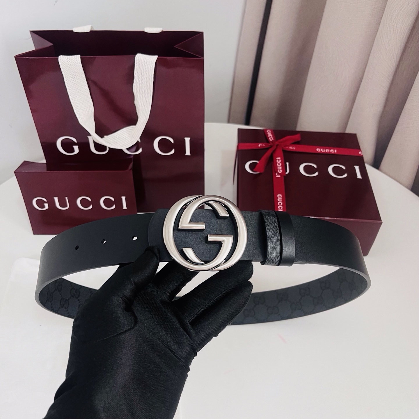 新款 Generation Gucci古驰世代系列深入探索品牌的典藏元素，将不同世代的设计融合为统一的美