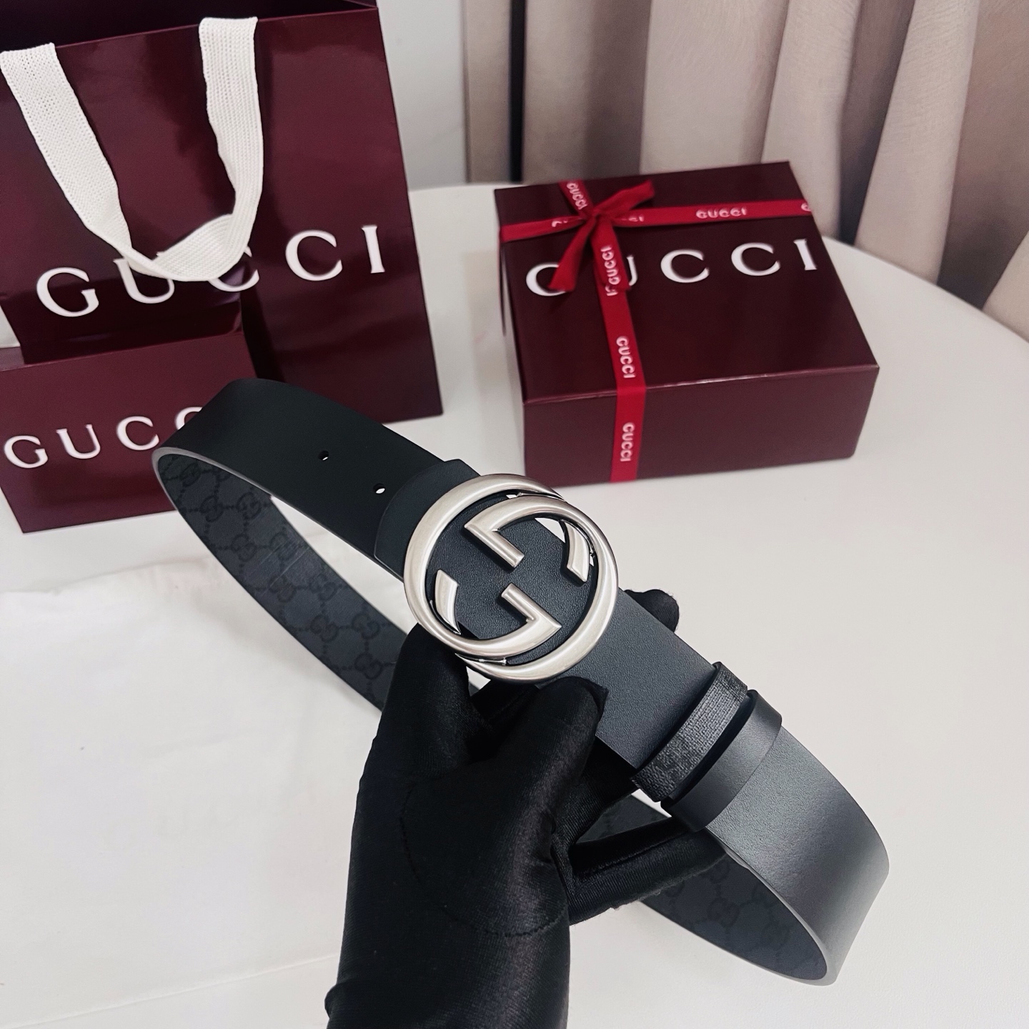 新款 Generation Gucci古驰世代系列深入探索品牌的典藏元素，将不同世代的设计融合为统一的美