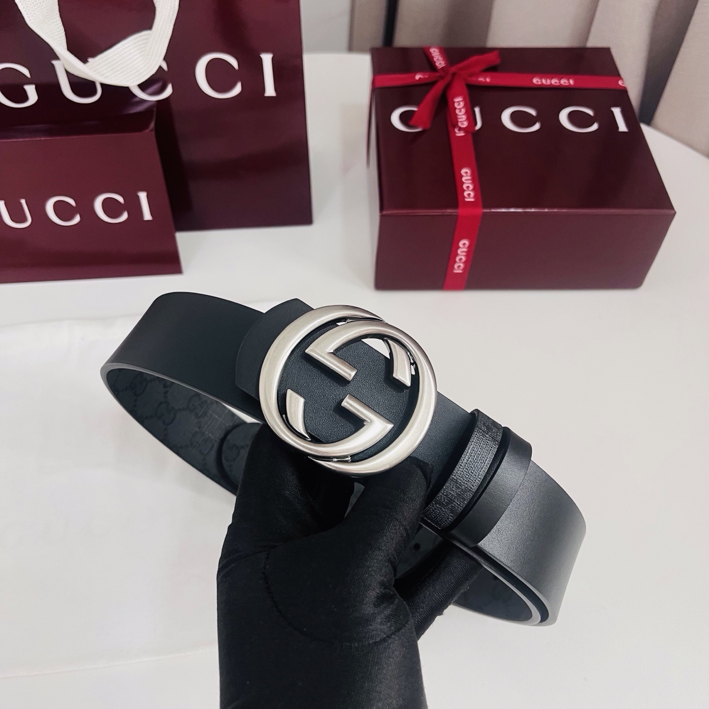 新款 Generation Gucci古驰世代系列深入探索品牌的典藏元素，将不同世代的设计融合为统一的美