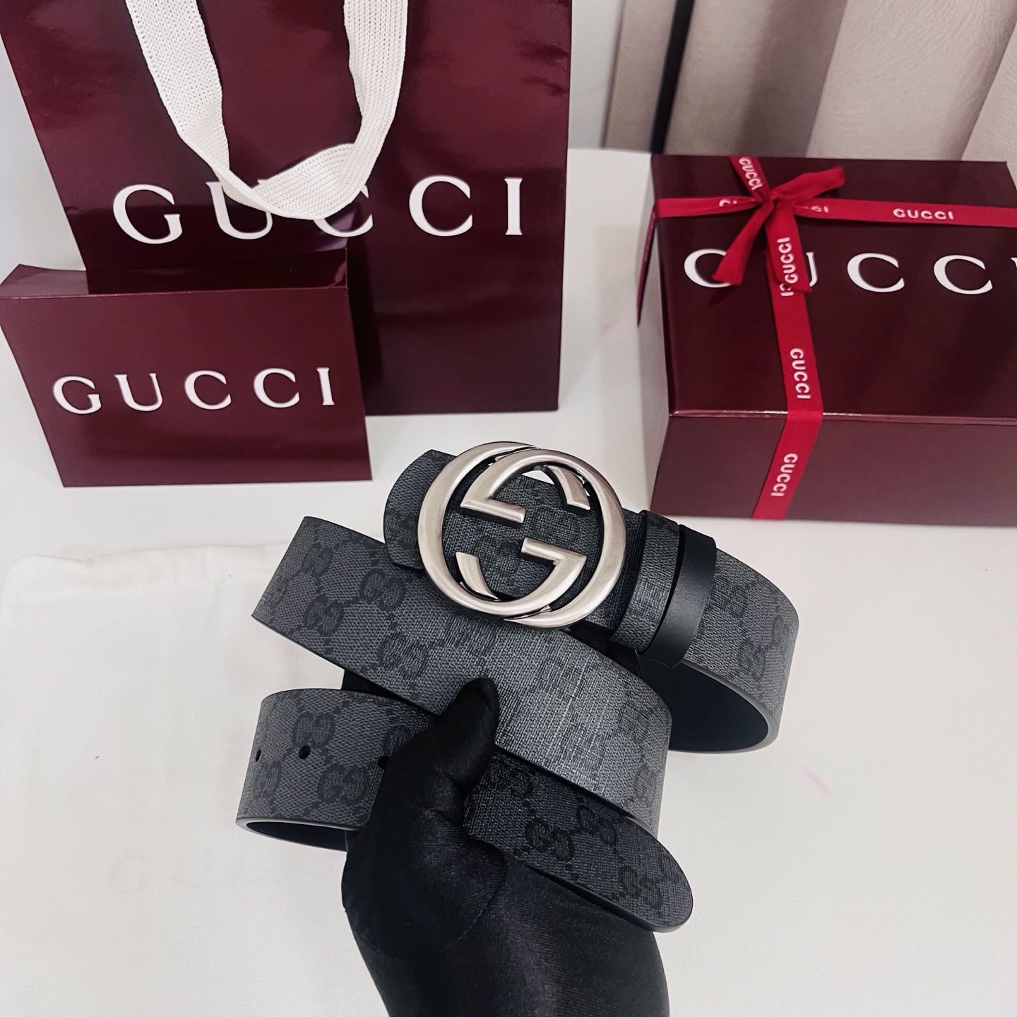 新款 Generation Gucci古驰世代系列深入探索品牌的典藏元素，将不同世代的设计融合为统一的美
