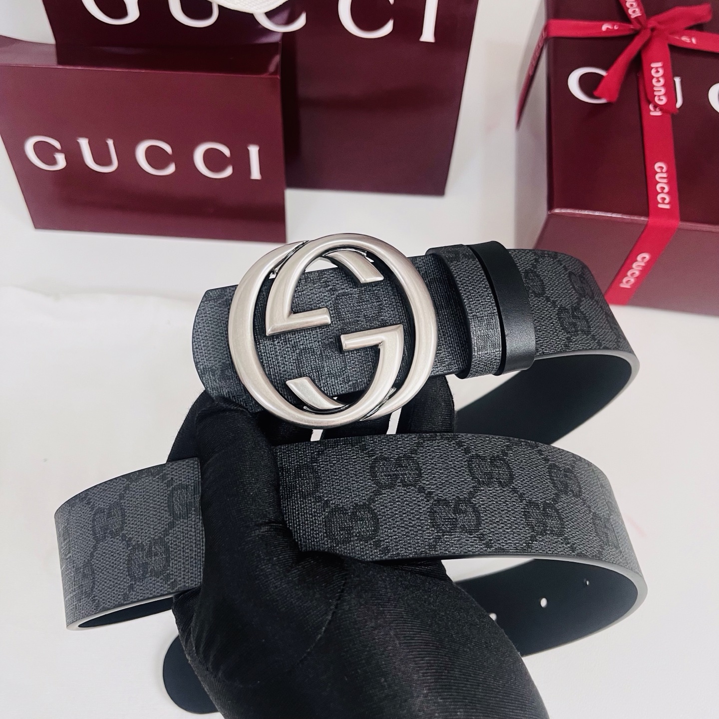 新款 Generation Gucci古驰世代系列深入探索品牌的典藏元素，将不同世代的设计融合为统一的美