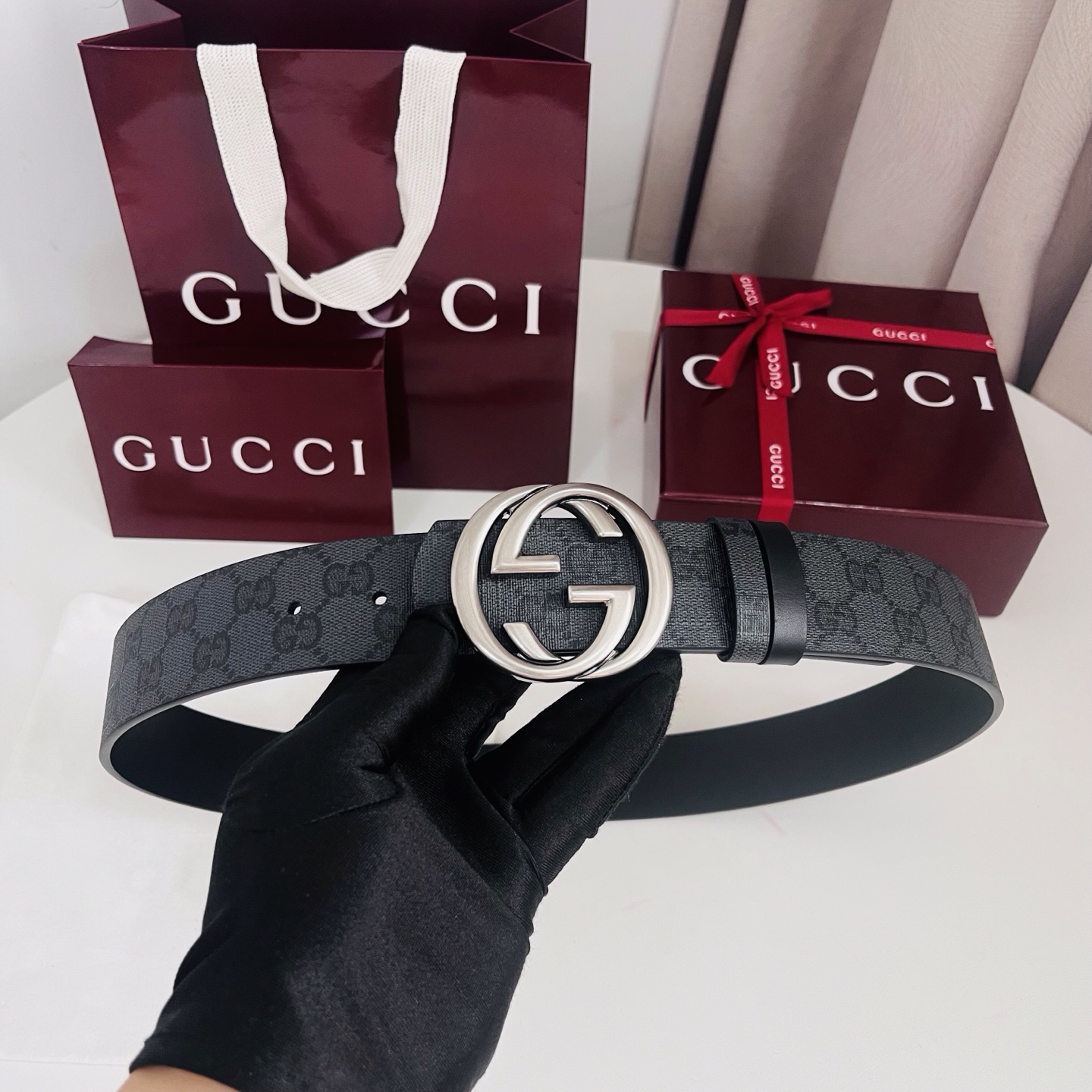 新款 Generation Gucci古驰世代系列深入探索品牌的典藏元素，将不同世代的设计融合为统一的美
