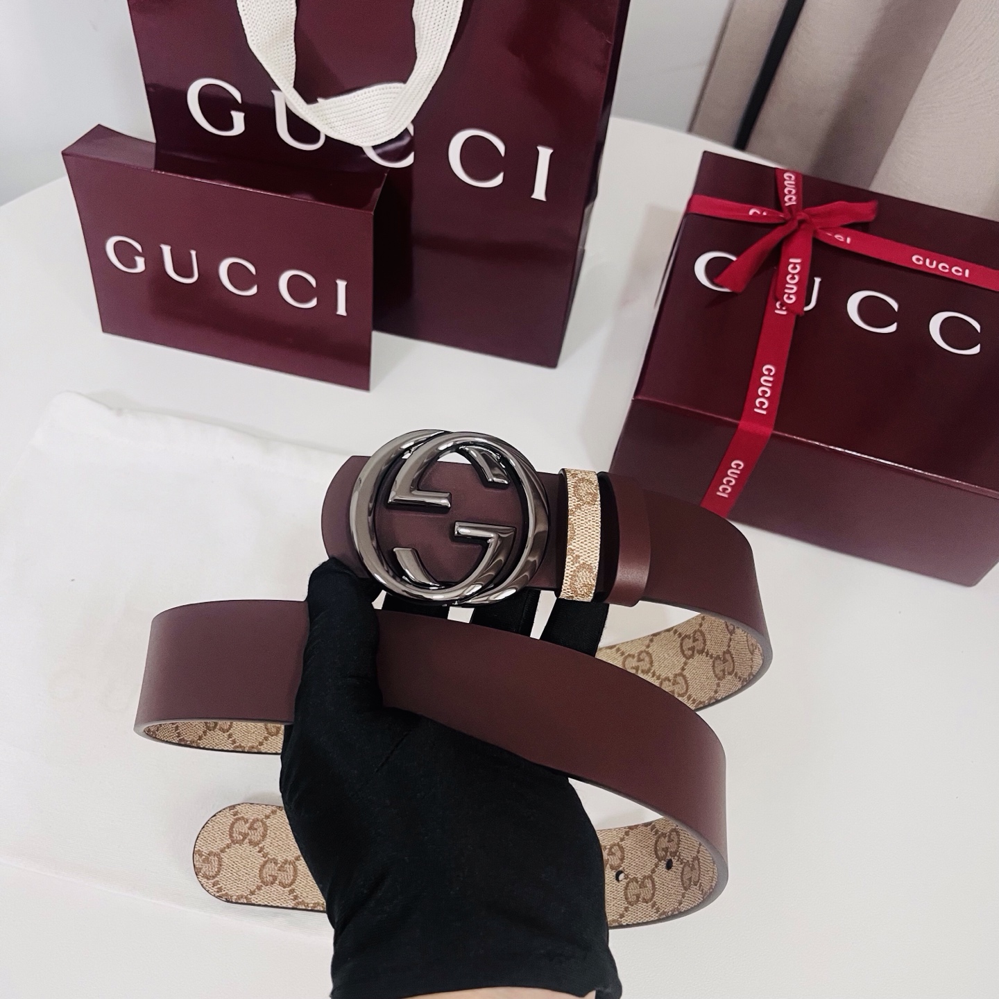 新款 Generation Gucci古驰世代系列深入探索品牌的典藏元素，将不同世代的设计融合为统一的美
