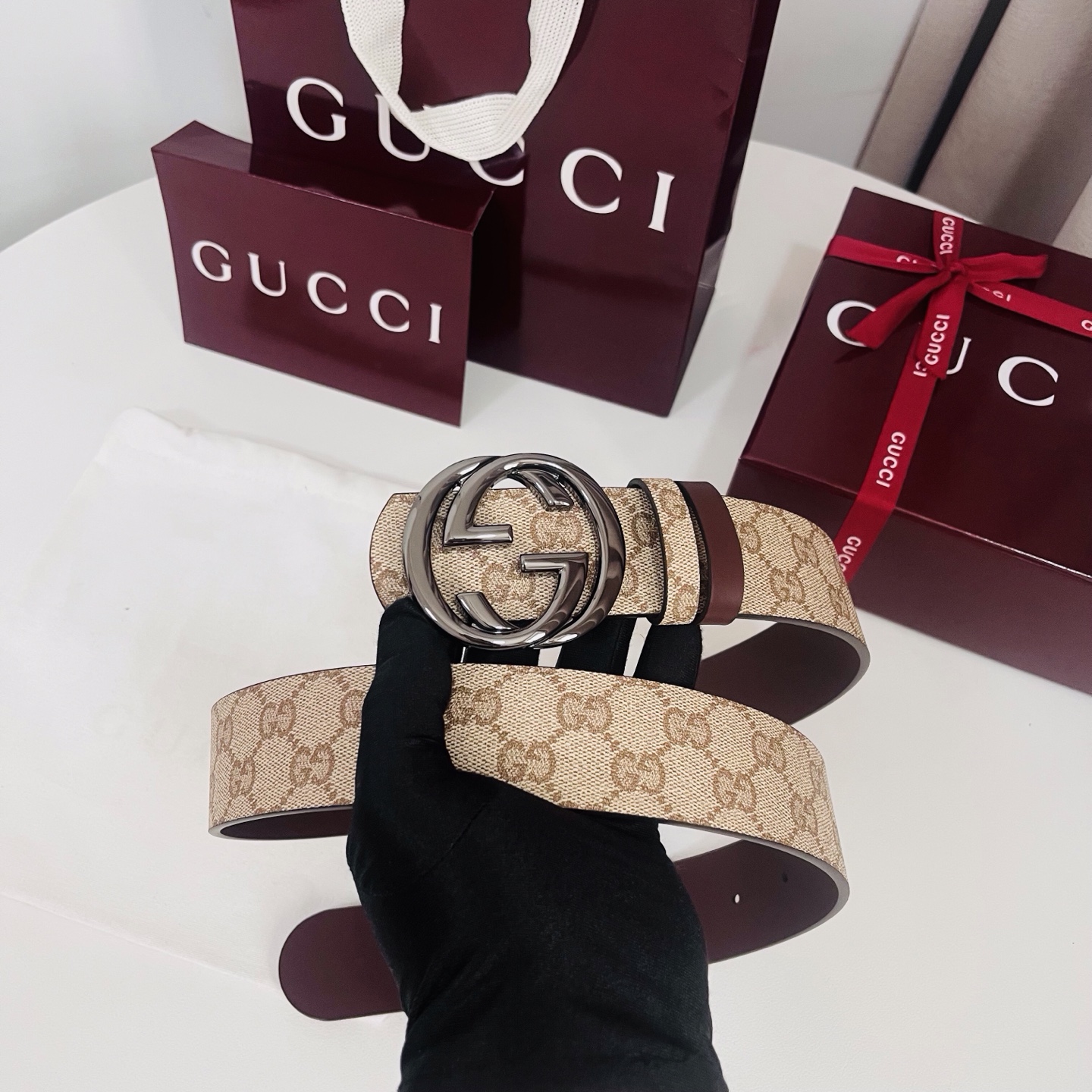 新款 Generation Gucci古驰世代系列深入探索品牌的典藏元素，将不同世代的设计融合为统一的美