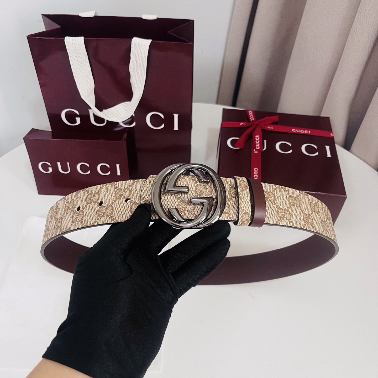 新款 Generation Gucci古驰世代系列深入探索品牌的典藏元素，将不同世代的设计融合为统一的美