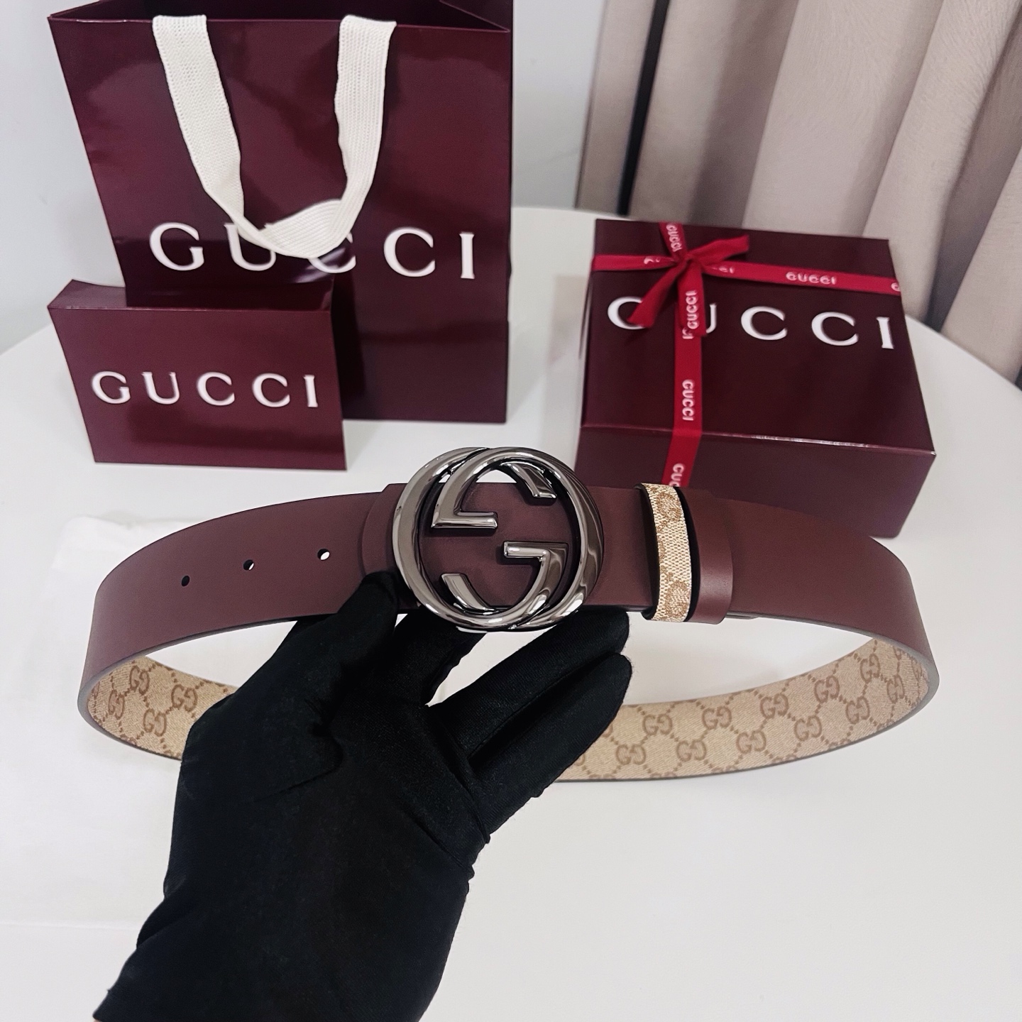 新款 Generation Gucci古驰世代系列深入探索品牌的典藏元素，将不同世代的设计融合为统一的美