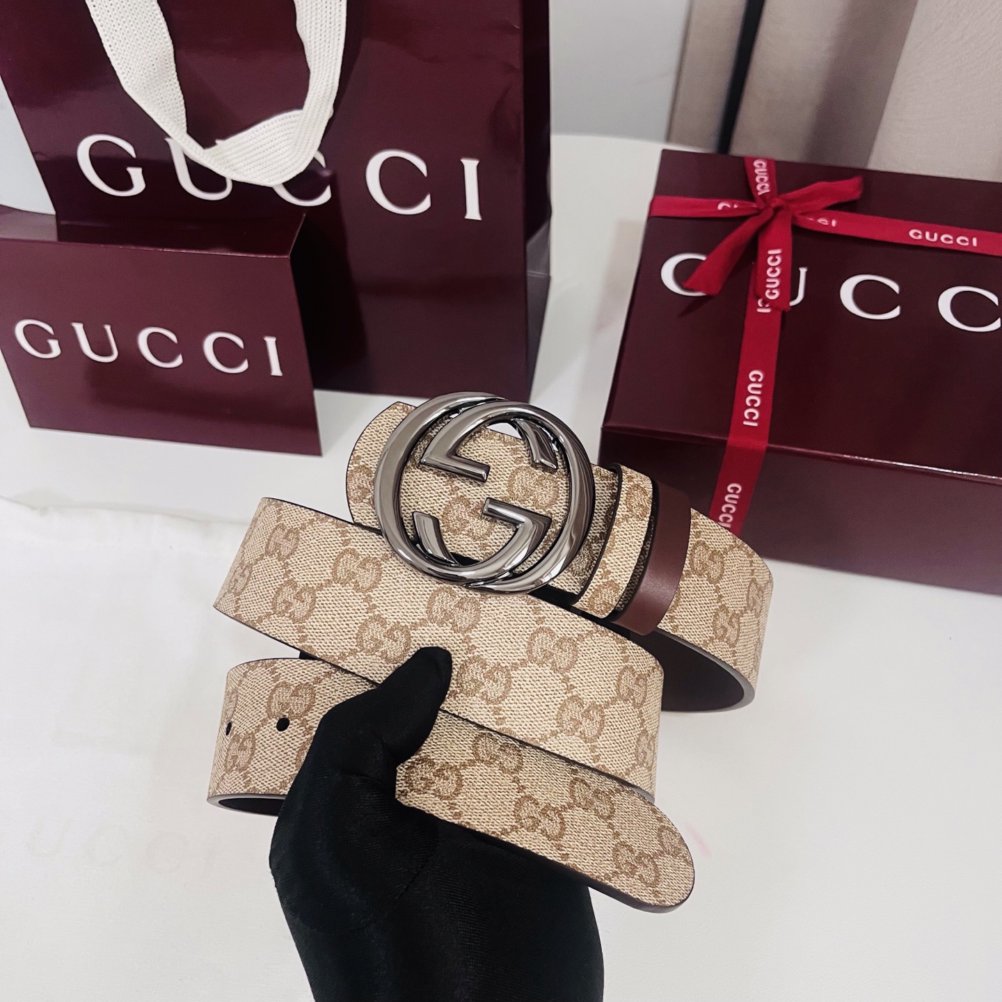新款 Generation Gucci古驰世代系列深入探索品牌的典藏元素，将不同世代的设计融合为统一的美