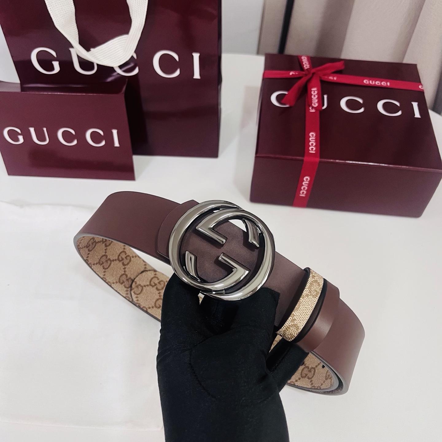 新款 Generation Gucci古驰世代系列深入探索品牌的典藏元素，将不同世代的设计融合为统一的美