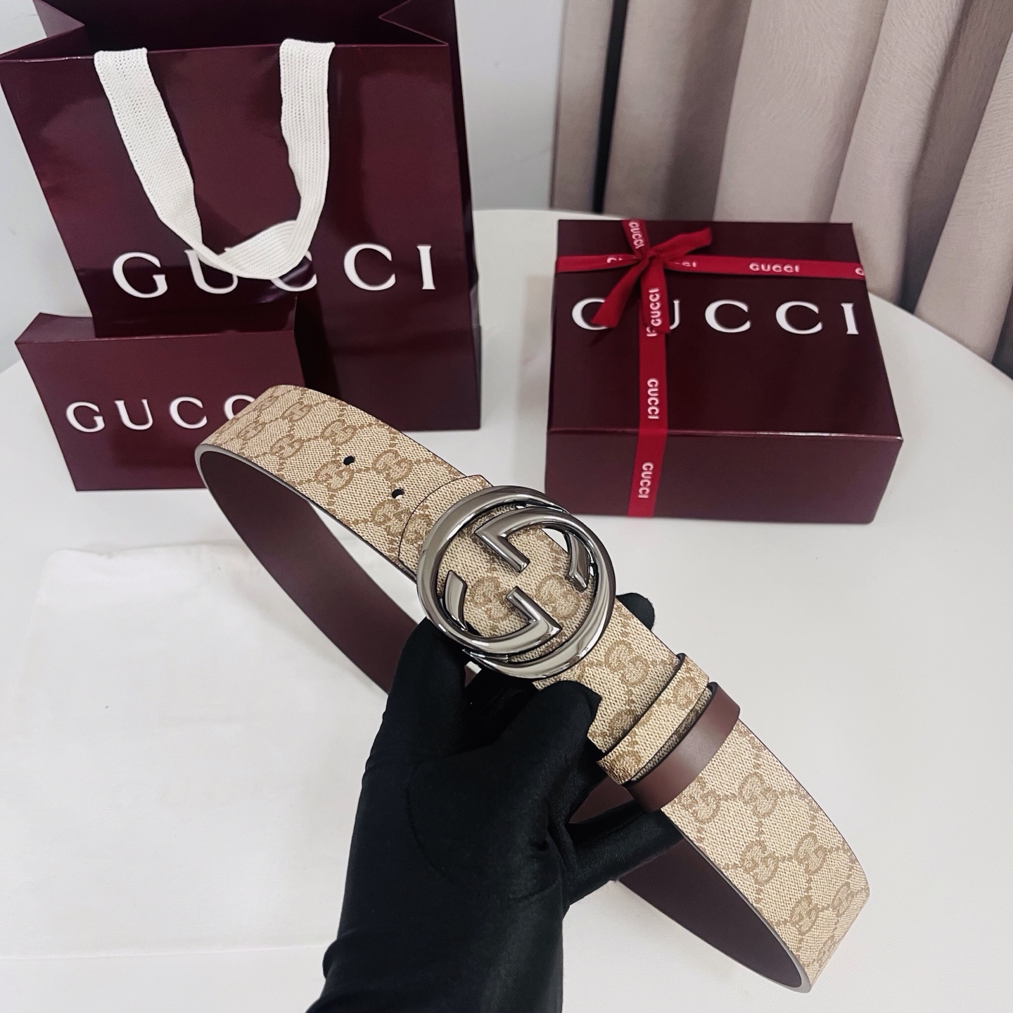 新款 Generation Gucci古驰世代系列深入探索品牌的典藏元素，将不同世代的设计融合为统一的美