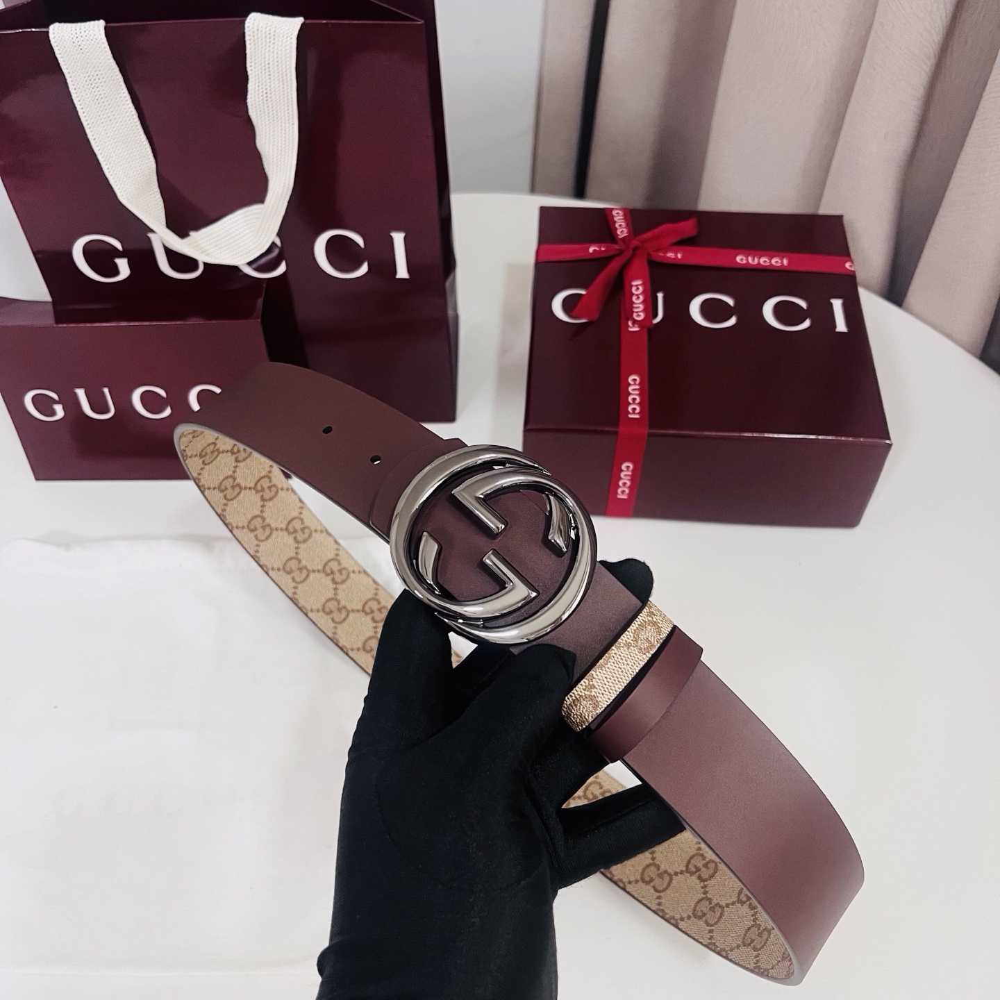 新款 Generation Gucci古驰世代系列深入探索品牌的典藏元素，将不同世代的设计融合为统一的美