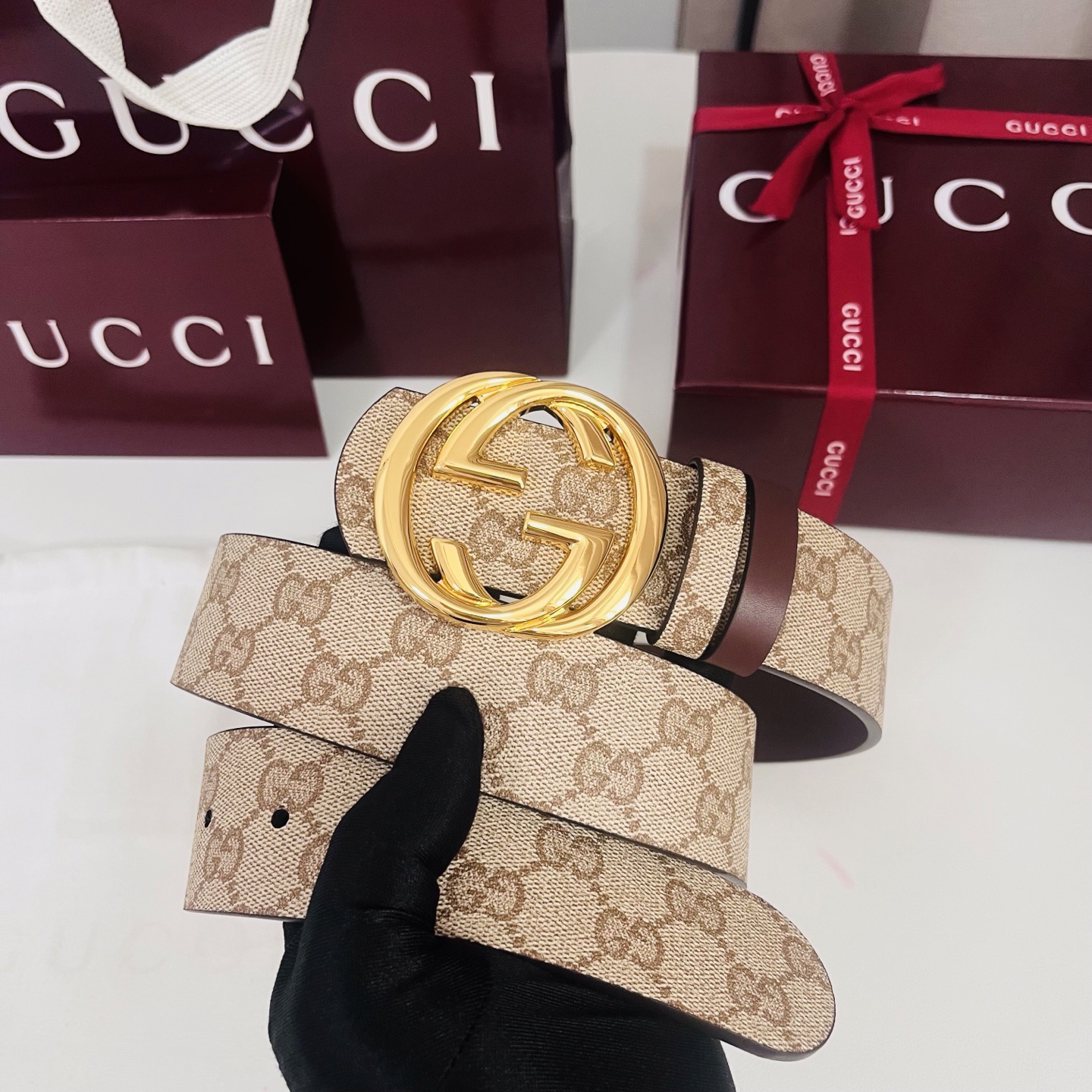 新款 Generation Gucci古驰世代系列深入探索品牌的典藏元素，将不同世代的设计融合为统一的美