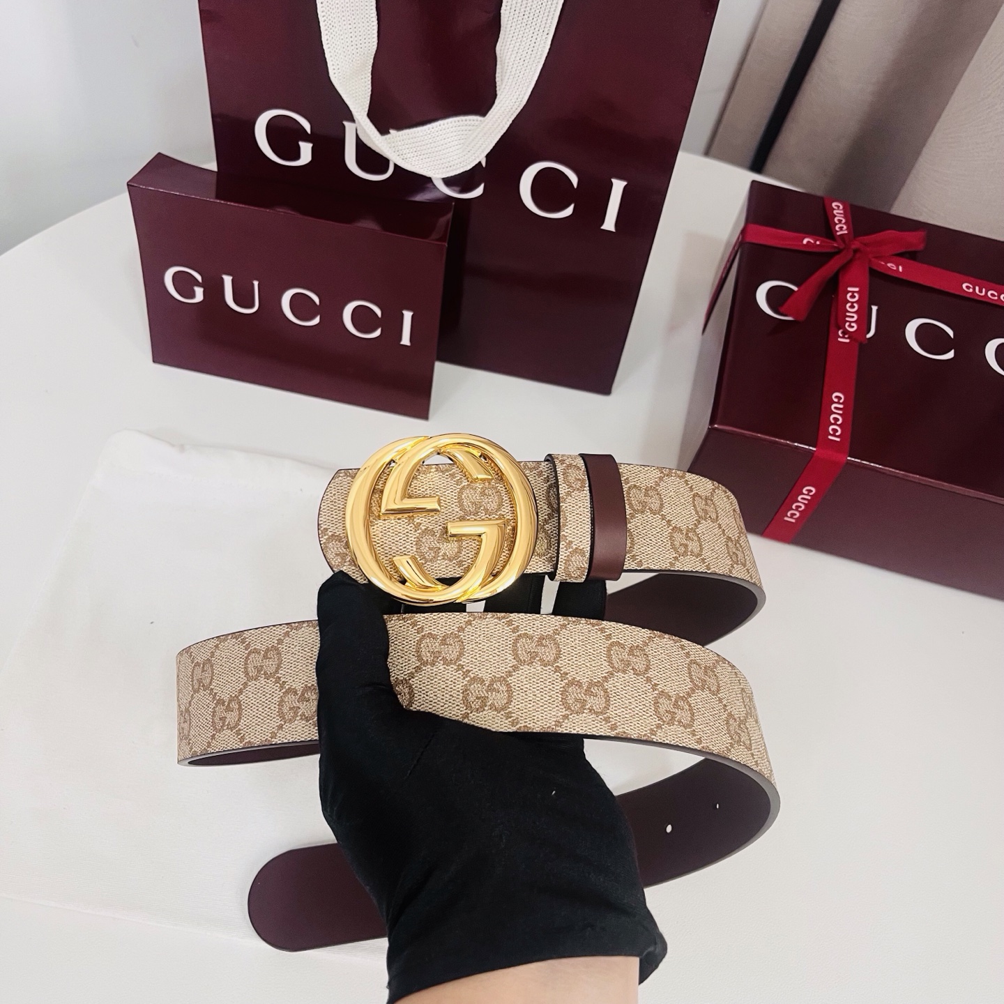 新款 Generation Gucci古驰世代系列深入探索品牌的典藏元素，将不同世代的设计融合为统一的美