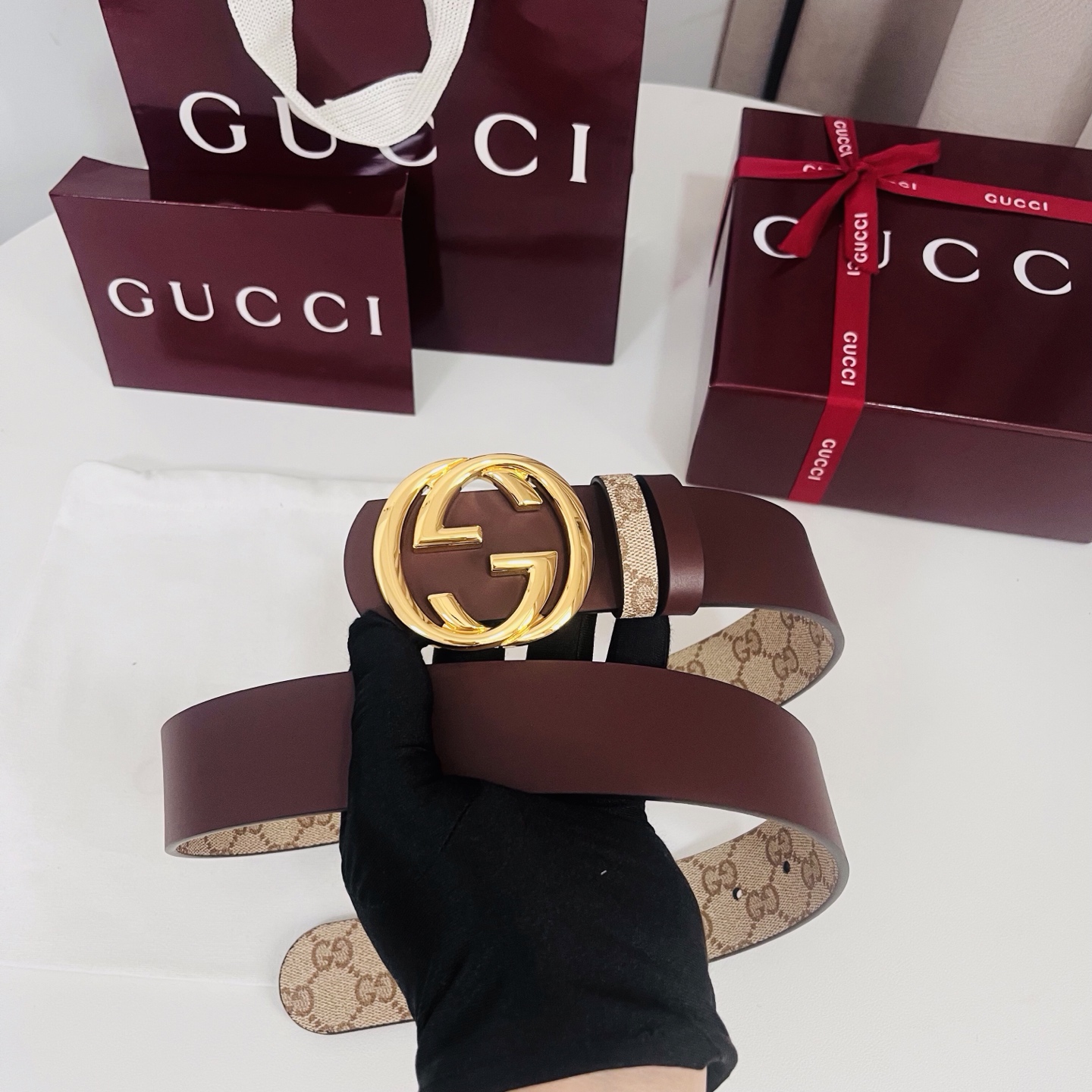 新款 Generation Gucci古驰世代系列深入探索品牌的典藏元素，将不同世代的设计融合为统一的美