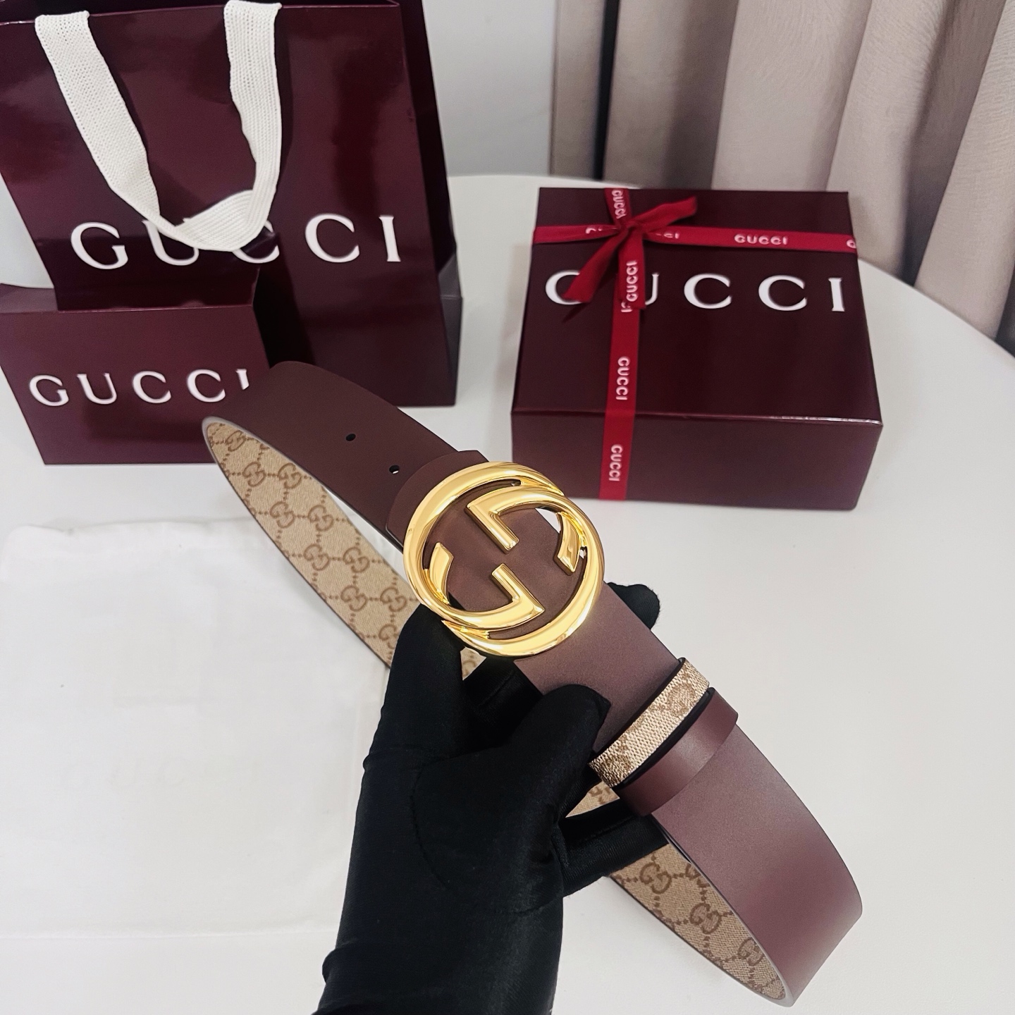 新款 Generation Gucci古驰世代系列深入探索品牌的典藏元素，将不同世代的设计融合为统一的美