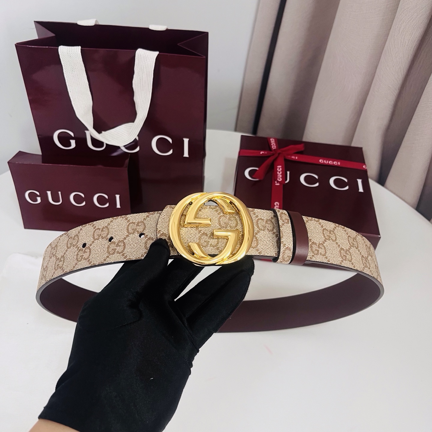 新款 Generation Gucci古驰世代系列深入探索品牌的典藏元素，将不同世代的设计融合为统一的美