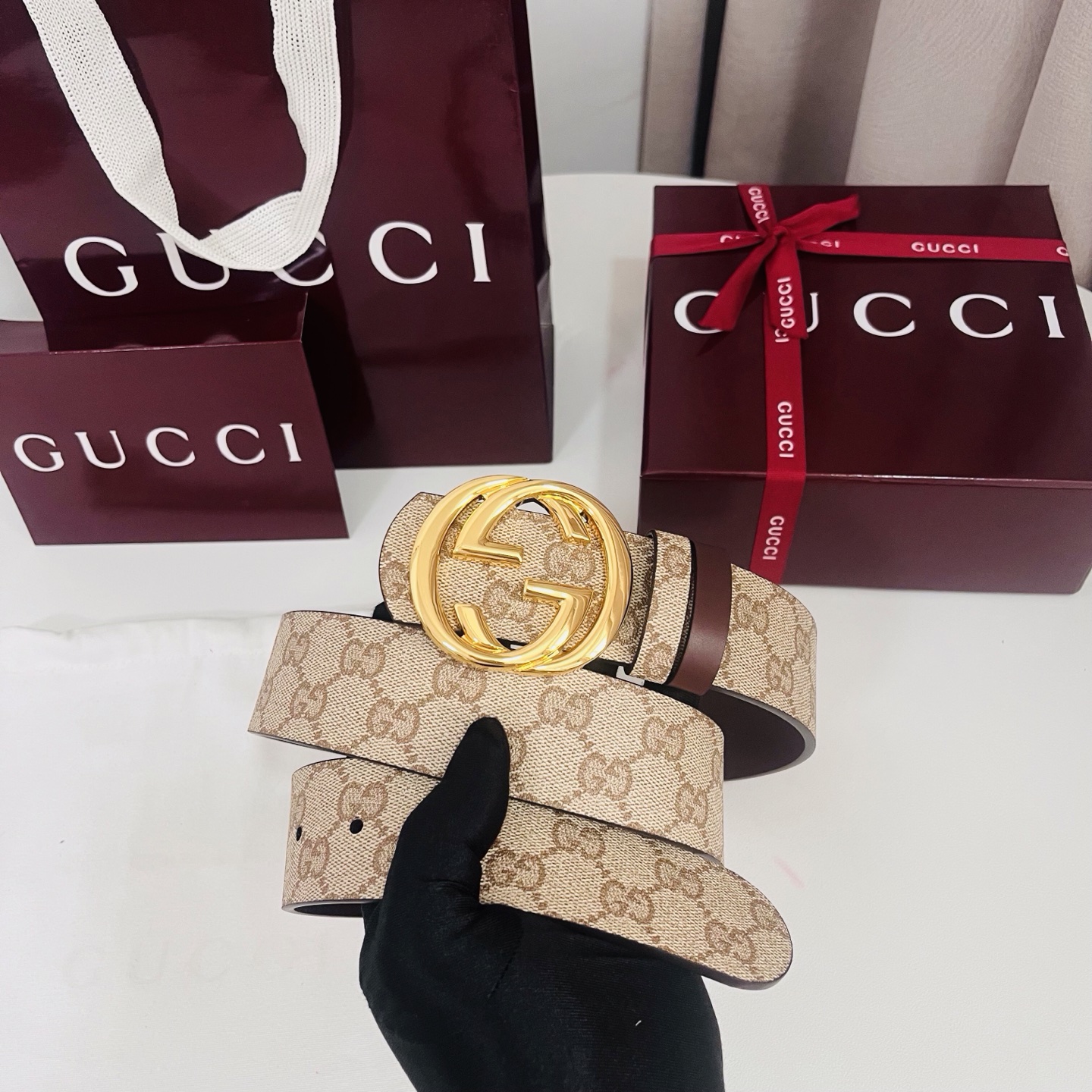 新款 Generation Gucci古驰世代系列深入探索品牌的典藏元素，将不同世代的设计融合为统一的美