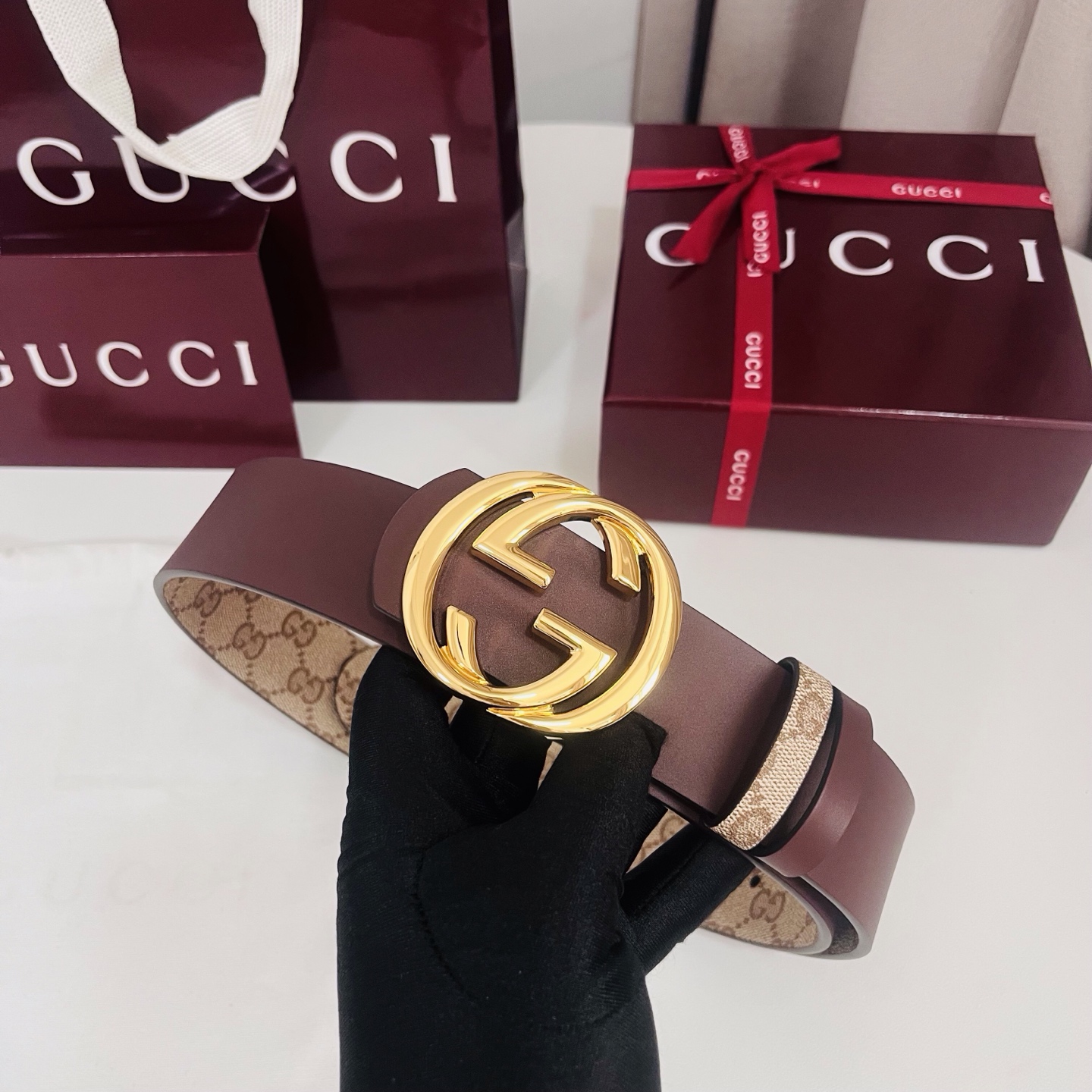 新款 Generation Gucci古驰世代系列深入探索品牌的典藏元素，将不同世代的设计融合为统一的美