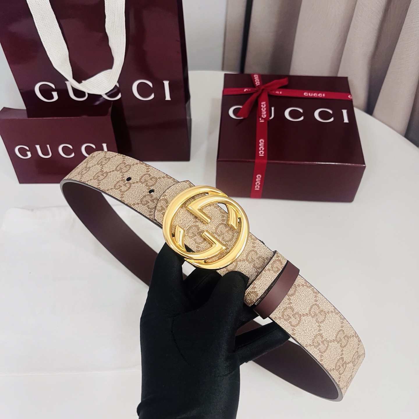 新款 Generation Gucci古驰世代系列深入探索品牌的典藏元素，将不同世代的设计融合为统一的美