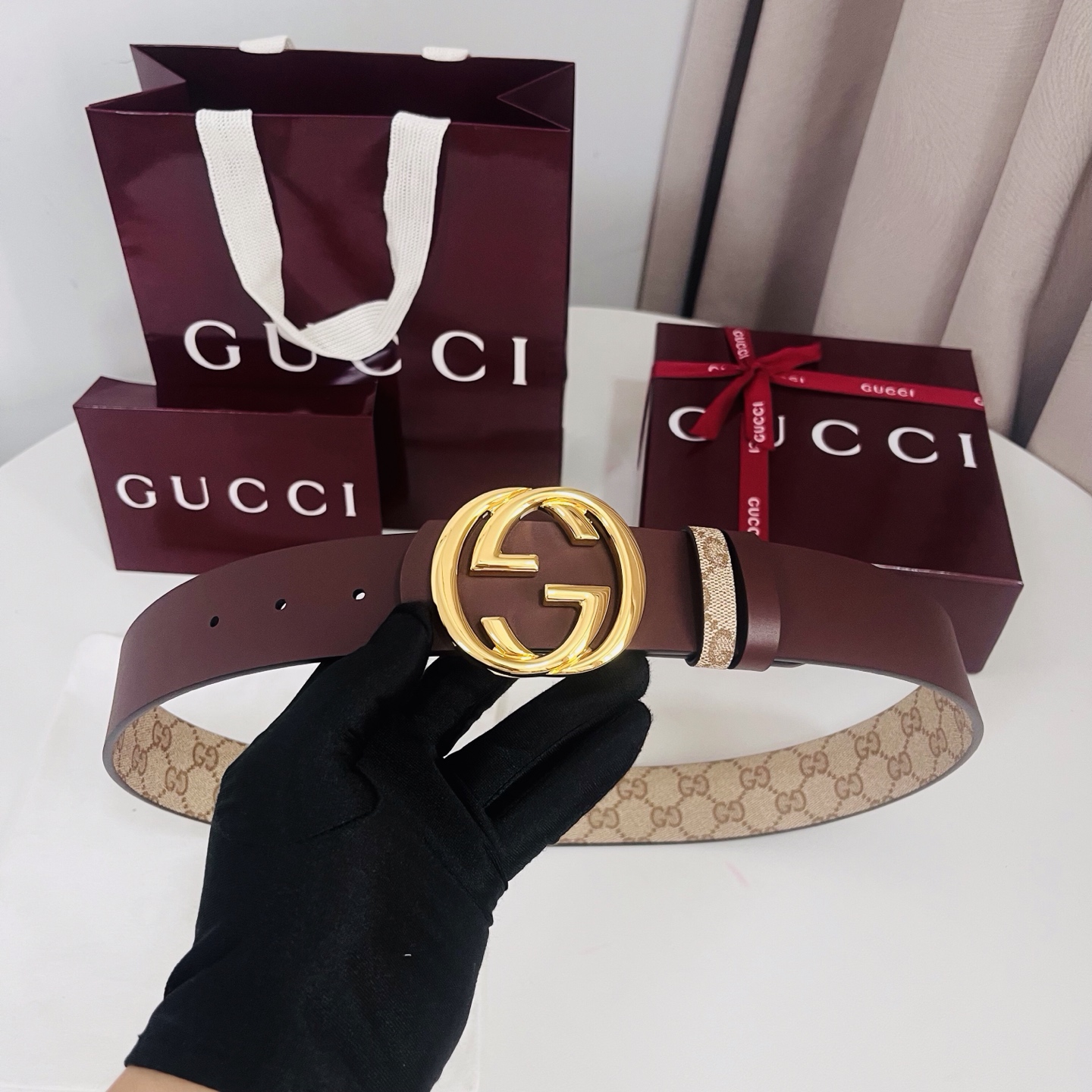 新款 Generation Gucci古驰世代系列深入探索品牌的典藏元素，将不同世代的设计融合为统一的美