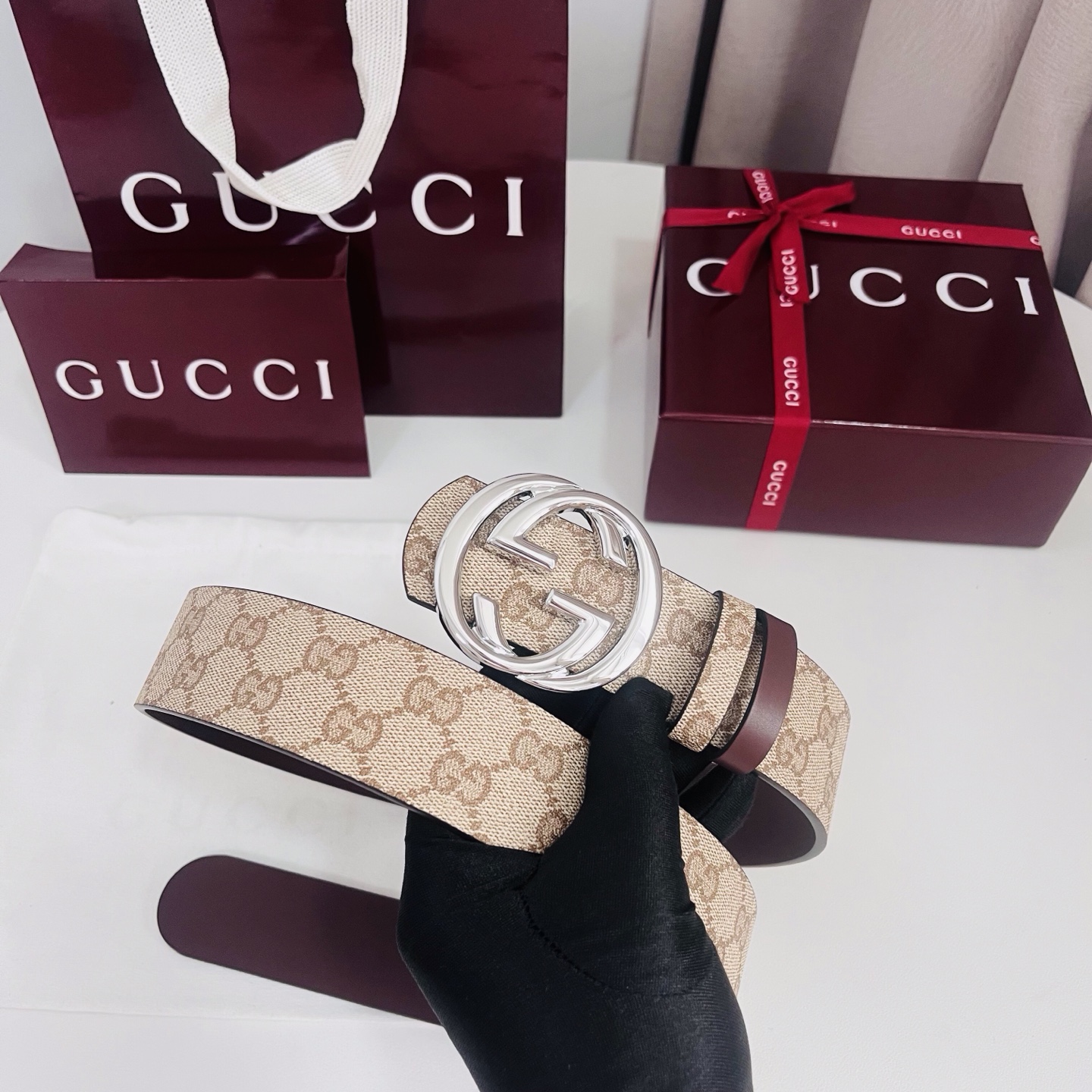 新款 Generation Gucci古驰世代系列深入探索品牌的典藏元素，将不同世代的设计融合为统一的美