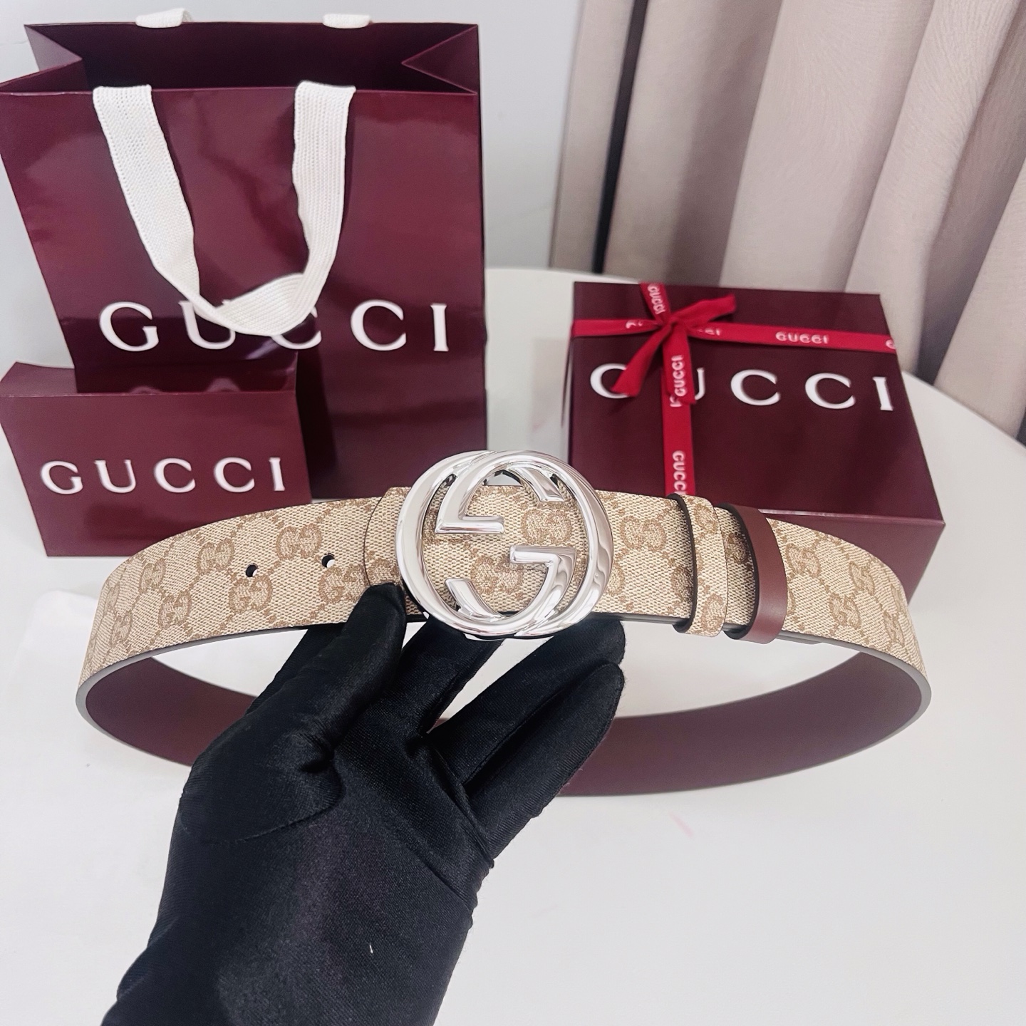 新款 Generation Gucci古驰世代系列深入探索品牌的典藏元素，将不同世代的设计融合为统一的美