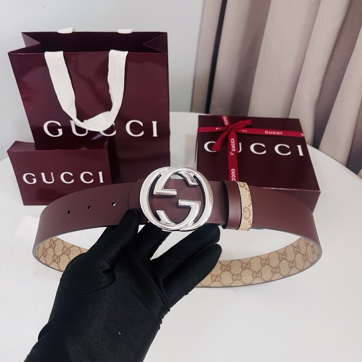 新款 Generation Gucci古驰世代系列深入探索品牌的典藏元素，将不同世代的设计融合为统一的美
