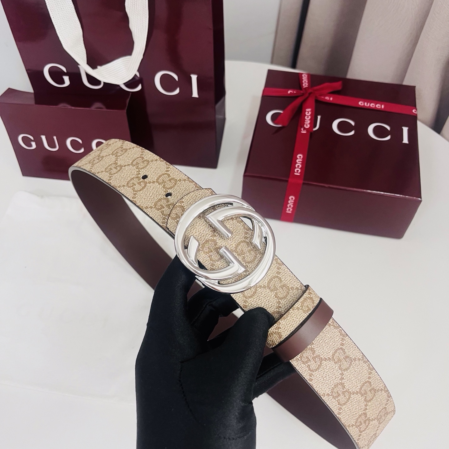 新款 Generation Gucci古驰世代系列深入探索品牌的典藏元素，将不同世代的设计融合为统一的美