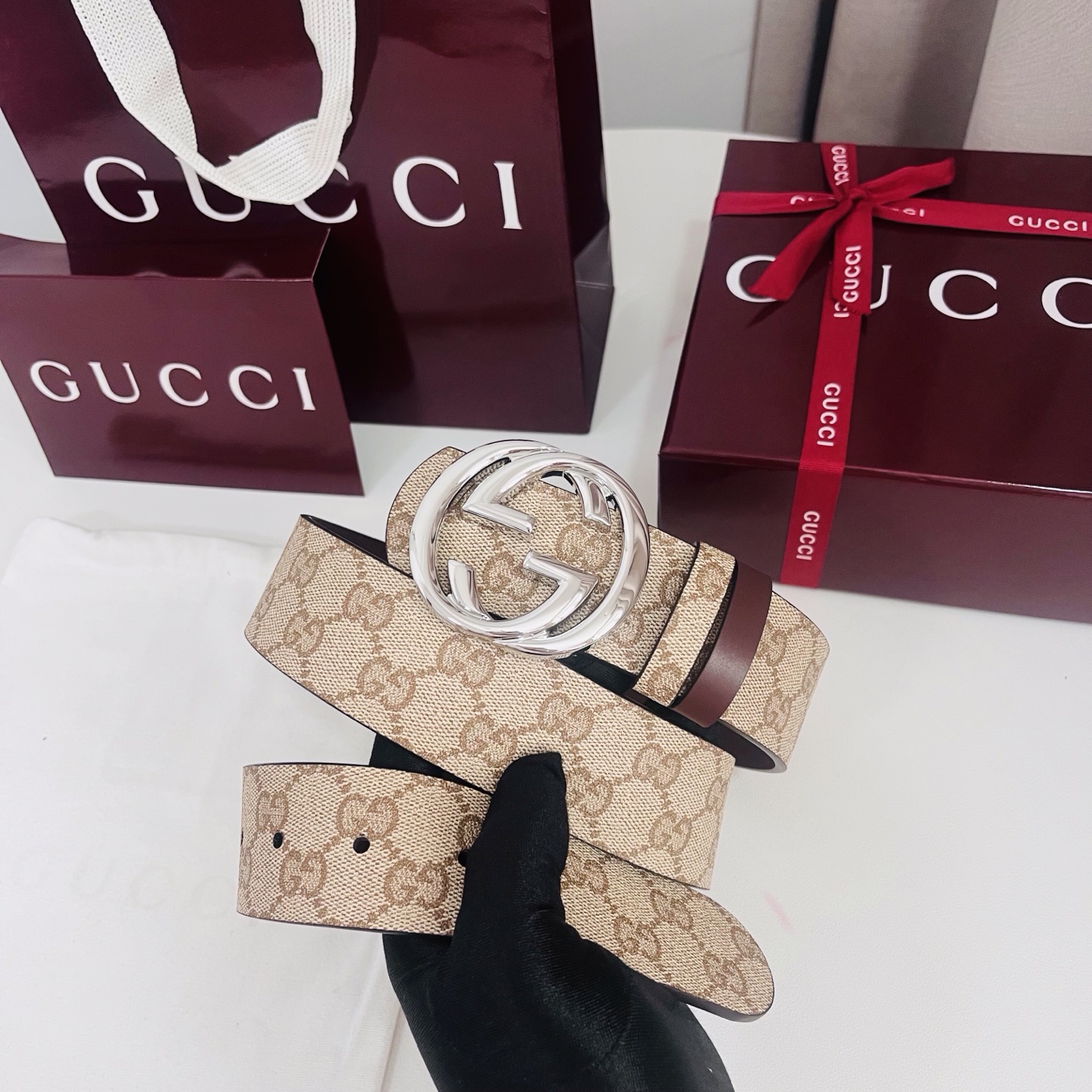新款 Generation Gucci古驰世代系列深入探索品牌的典藏元素，将不同世代的设计融合为统一的美