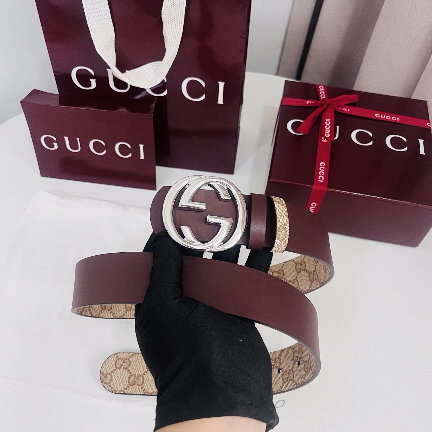 新款 Generation Gucci古驰世代系列深入探索品牌的典藏元素，将不同世代的设计融合为统一的美