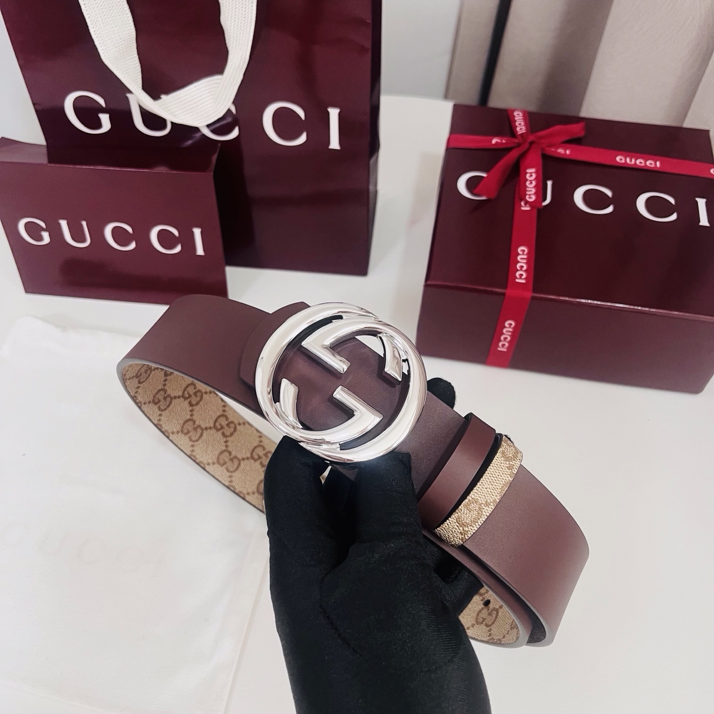 新款 Generation Gucci古驰世代系列深入探索品牌的典藏元素，将不同世代的设计融合为统一的美