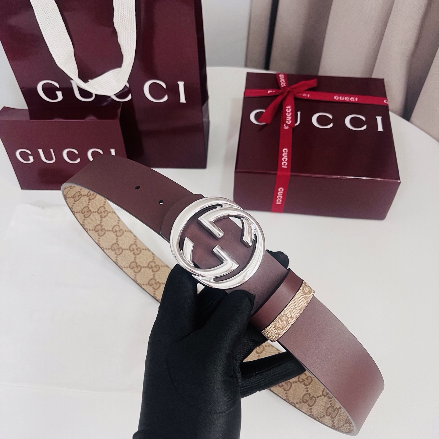 新款 Generation Gucci古驰世代系列深入探索品牌的典藏元素，将不同世代的设计融合为统一的美