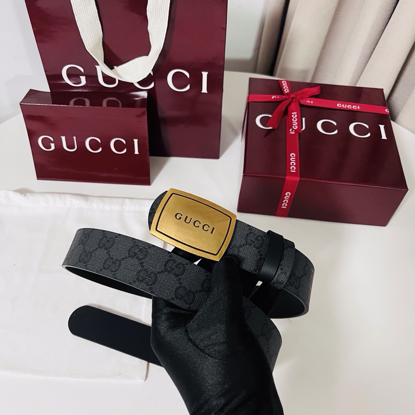 新款 Generation Gucci古驰世代系列深入探索品牌的典藏元素，将不同世代的设计融合为统一的美